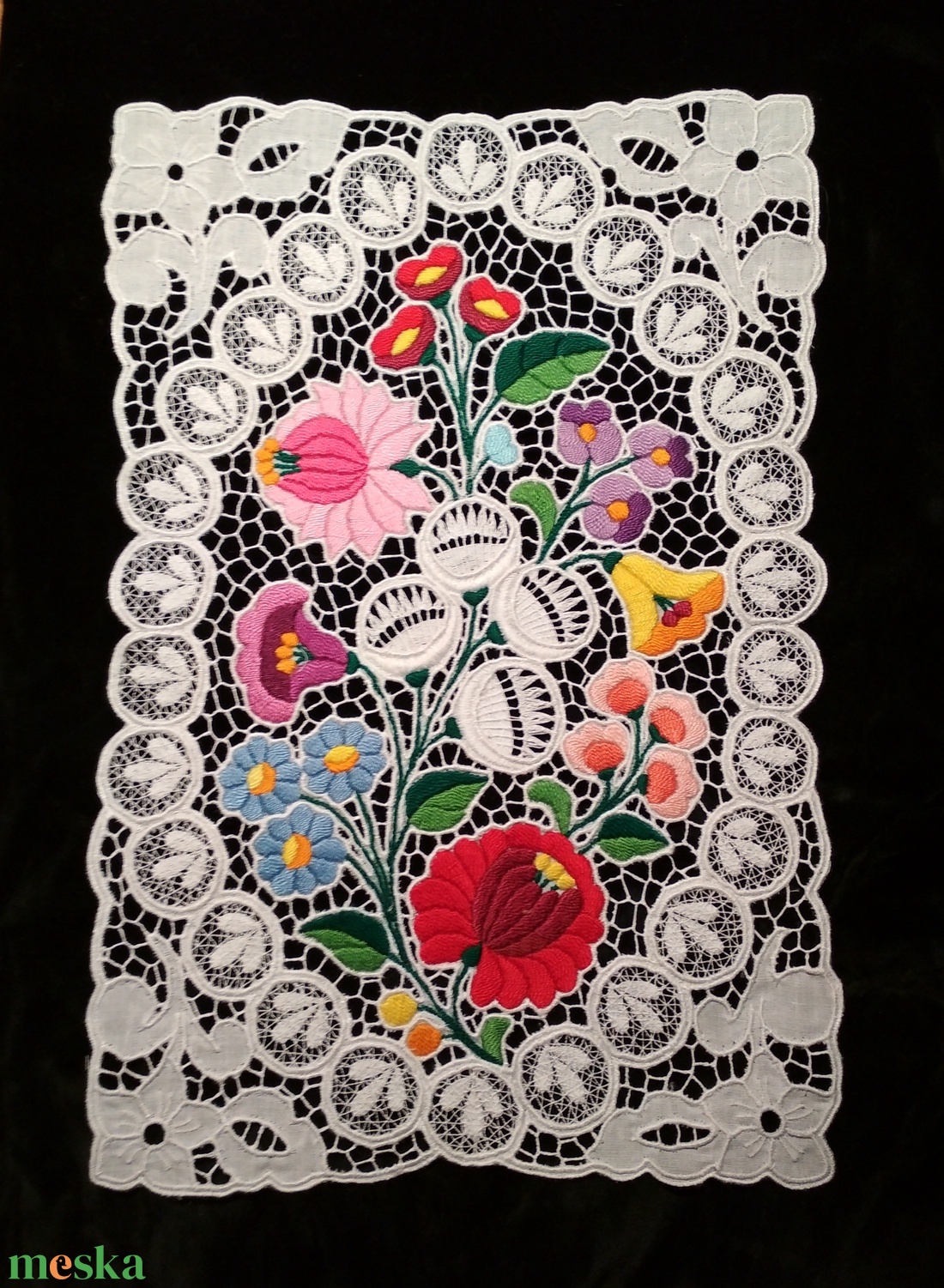 Riseliő csipke kalocsai virágokkal, fehérriseliő sarkokkal - otthon & életmód - dekoráció - asztal és polc dekoráció - horgolt & csipketerítő - Meska.hu