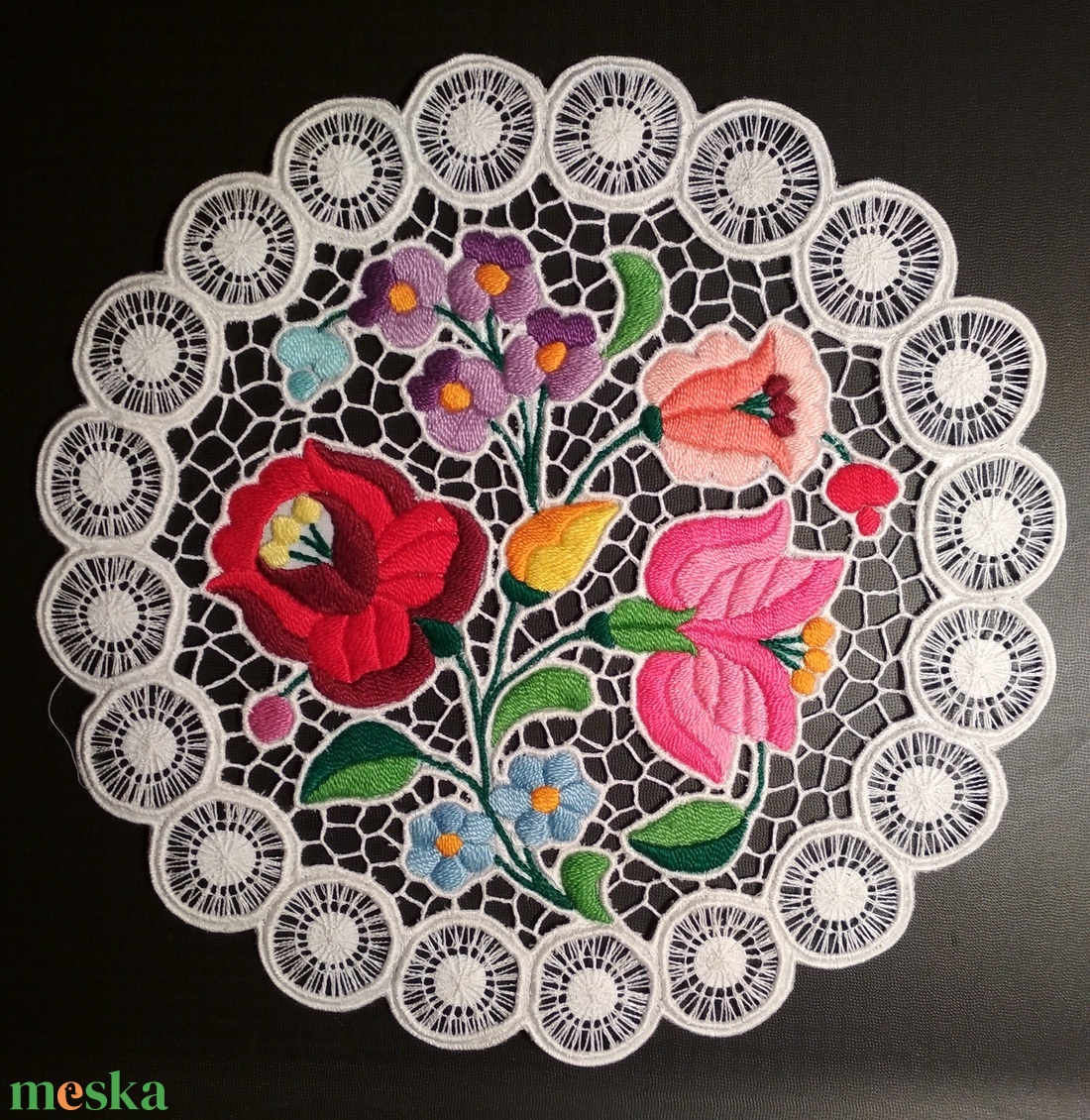 Riseliő csipke kalocsai virágokkal - otthon & életmód - dekoráció - asztal és polc dekoráció - horgolt & csipketerítő - Meska.hu