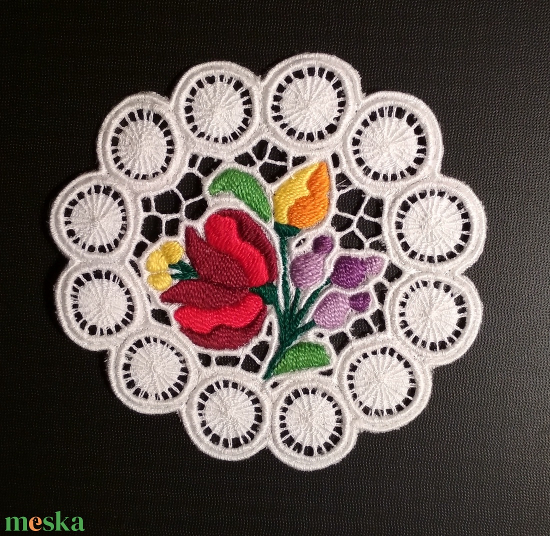 Mini riseliő csipke kalocsai virágokkal - otthon & életmód - dekoráció - asztal és polc dekoráció - horgolt & csipketerítő - Meska.hu