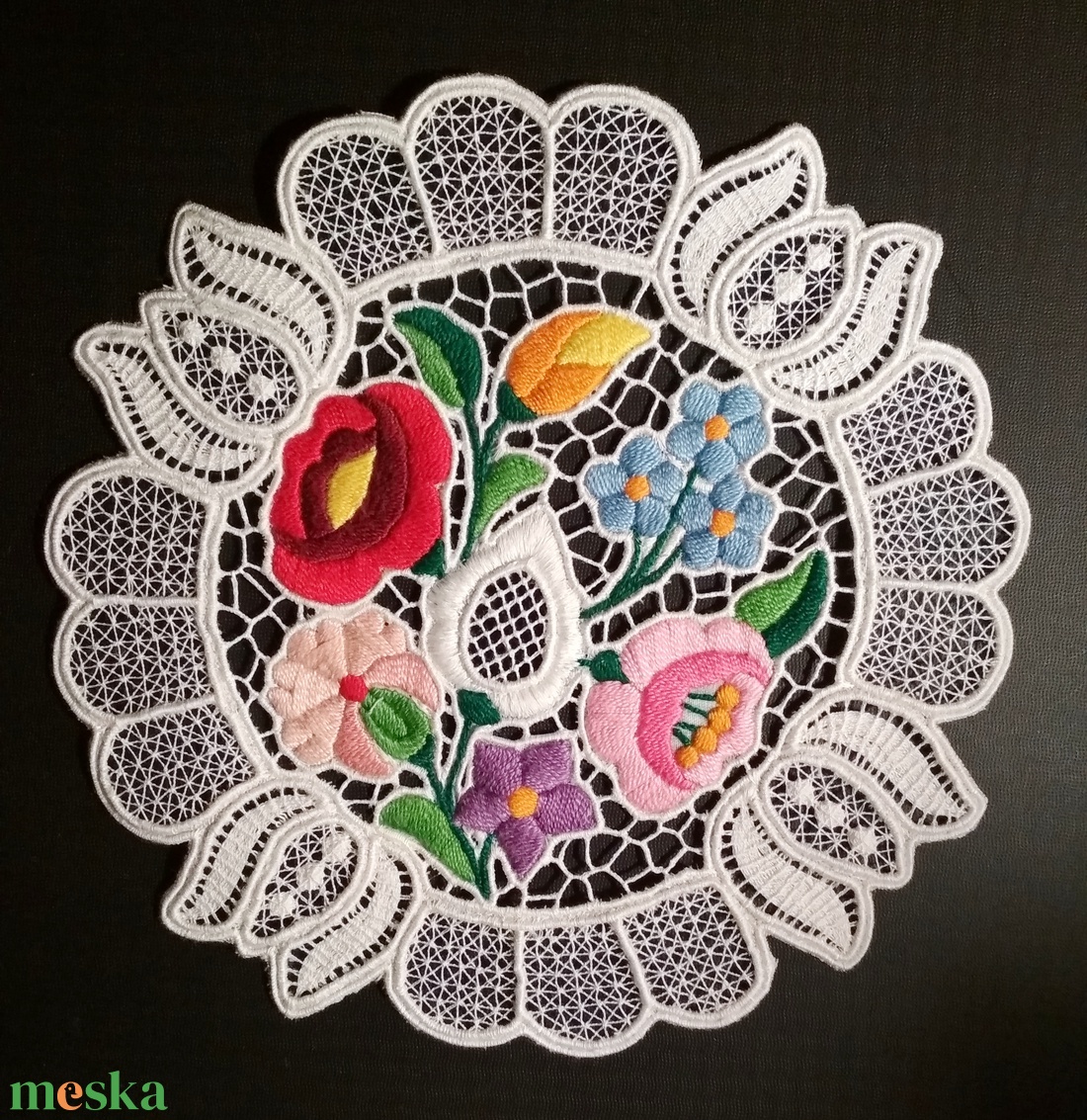 Riseliő csipke kalocsai virágokkal, tulipános szegéllyel - otthon & életmód - dekoráció - asztal és polc dekoráció - horgolt & csipketerítő - Meska.hu