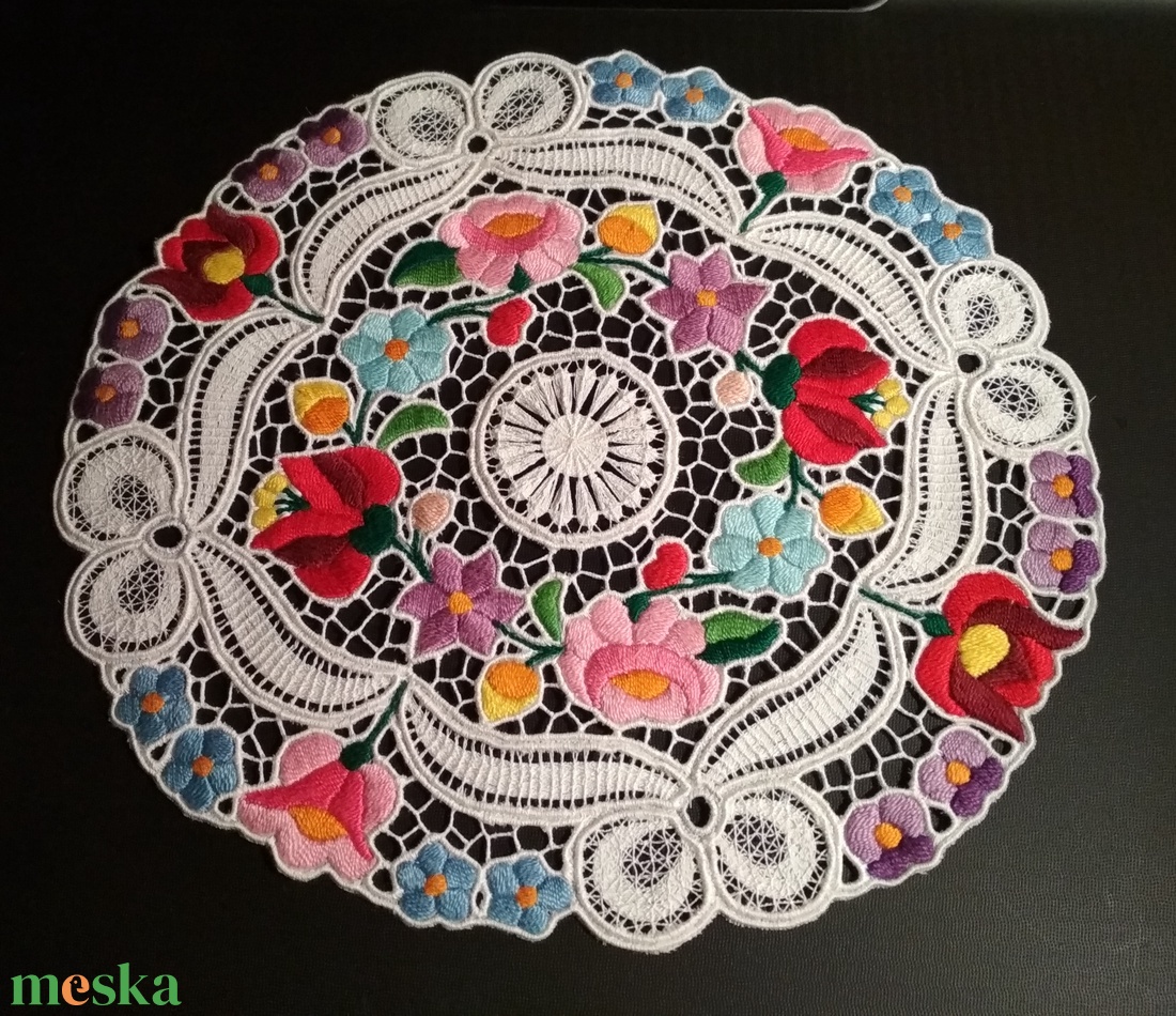 Riseliő csipke kalocsai virágokkal, szalagos-masnis - otthon & életmód - dekoráció - asztal és polc dekoráció - horgolt & csipketerítő - Meska.hu