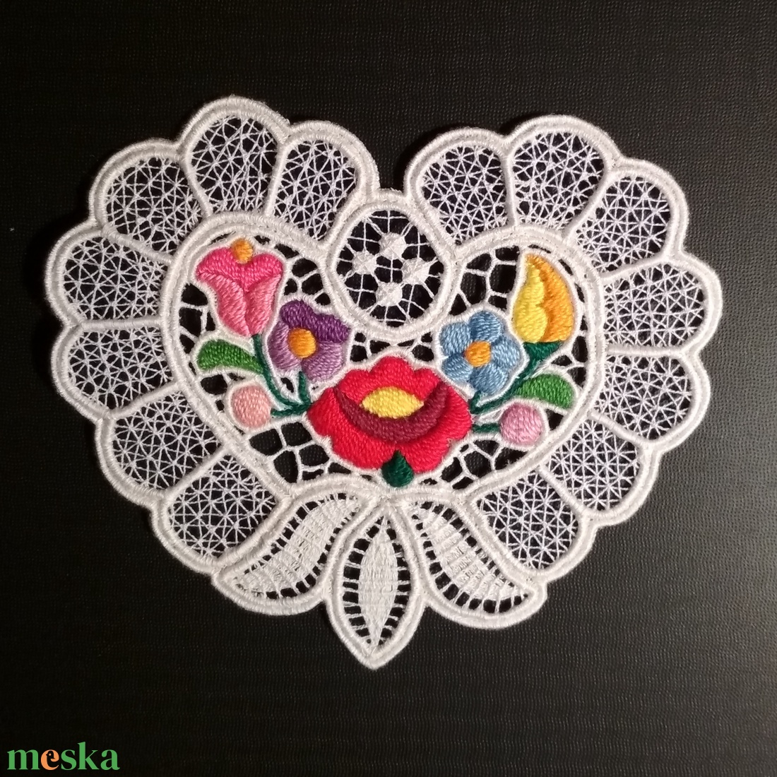 Riseliő csipke kalocsai virágokkal, szív alakú - otthon & életmód - dekoráció - asztal és polc dekoráció - horgolt & csipketerítő - Meska.hu