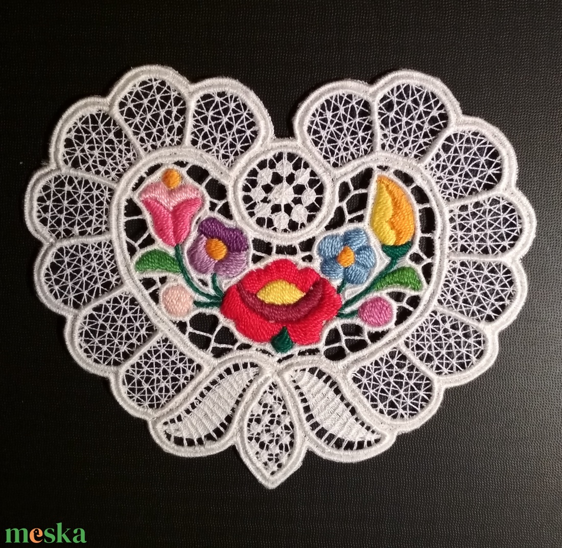 Riseliő csipke kalocsai virágokkal, szív alakú - otthon & életmód - dekoráció - asztal és polc dekoráció - horgolt & csipketerítő - Meska.hu