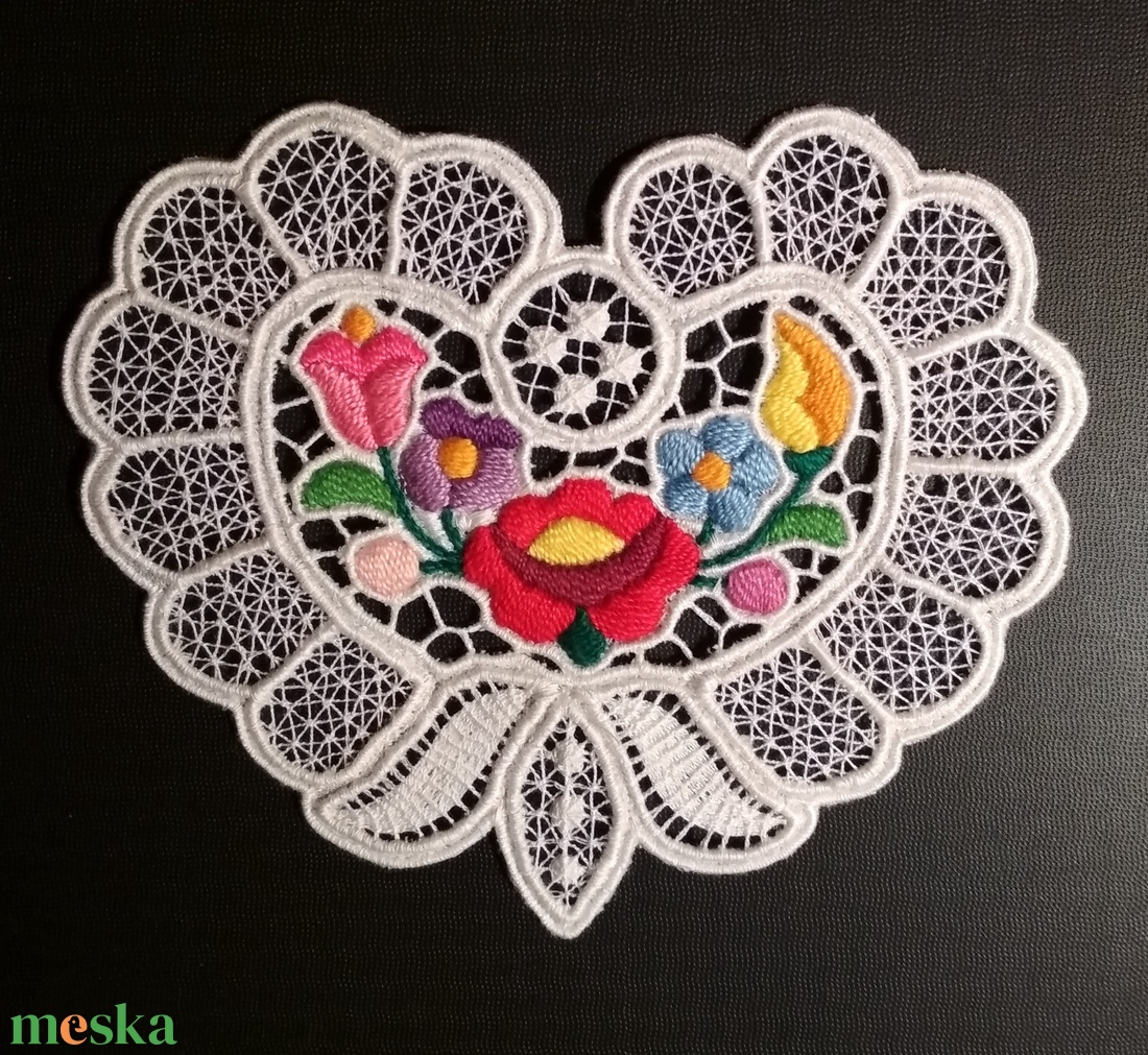 Riseliő csipke kalocsai virágokkal, szív alakú - otthon & életmód - dekoráció - asztal és polc dekoráció - horgolt & csipketerítő - Meska.hu