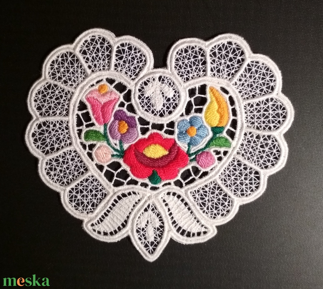 Riseliő csipke kalocsai virágokkal, szív alakú - otthon & életmód - dekoráció - asztal és polc dekoráció - horgolt & csipketerítő - Meska.hu