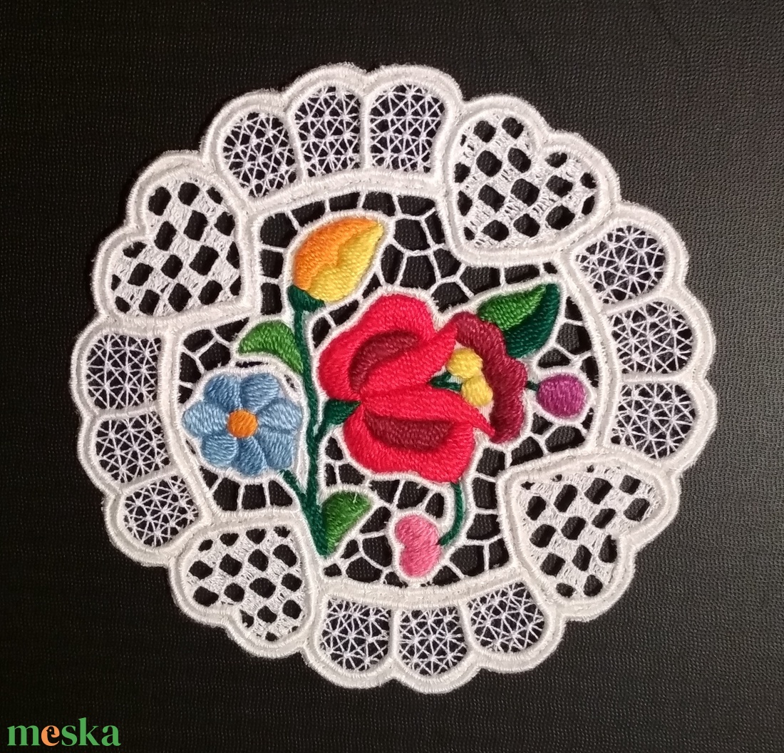 Riseliő csipke kalocsai virágokkal, szív motívummal - otthon & életmód - dekoráció - asztal és polc dekoráció - horgolt & csipketerítő - Meska.hu