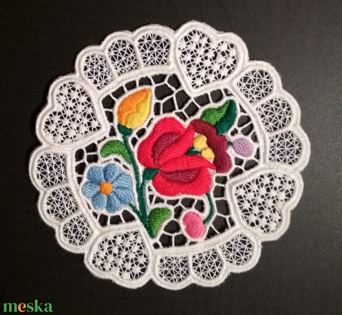 Riseliő csipke kalocsai virágokkal, szív motívummal - otthon & életmód - dekoráció - asztal és polc dekoráció - horgolt & csipketerítő - Meska.hu