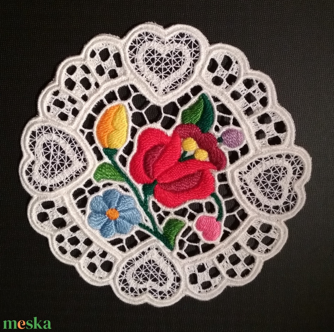 Riseliő csipke kalocsai virágokkal, szív motívummal - otthon & életmód - dekoráció - asztal és polc dekoráció - horgolt & csipketerítő - Meska.hu