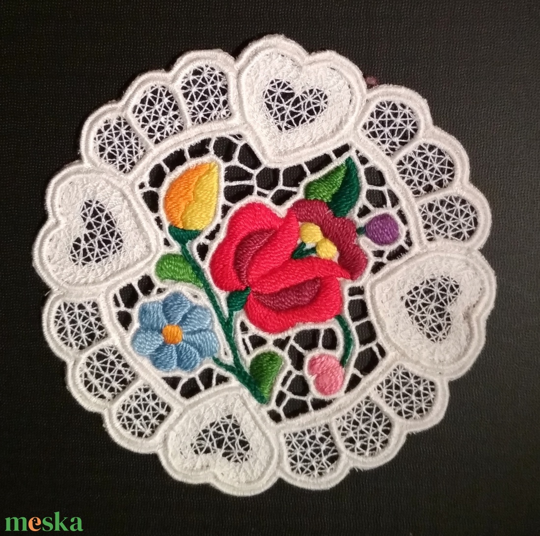 Riseliő csipke kalocsai virágokkal, szív motívummal - otthon & életmód - dekoráció - asztal és polc dekoráció - horgolt & csipketerítő - Meska.hu