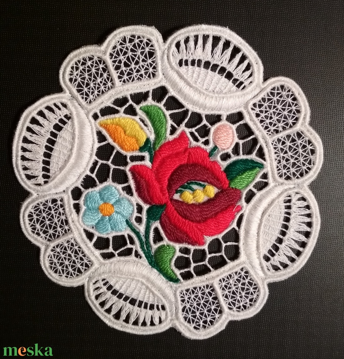 Riseliő csipke kalocsai virágokkal, bogyós szegéllyel - otthon & életmód - dekoráció - asztal és polc dekoráció - horgolt & csipketerítő - Meska.hu