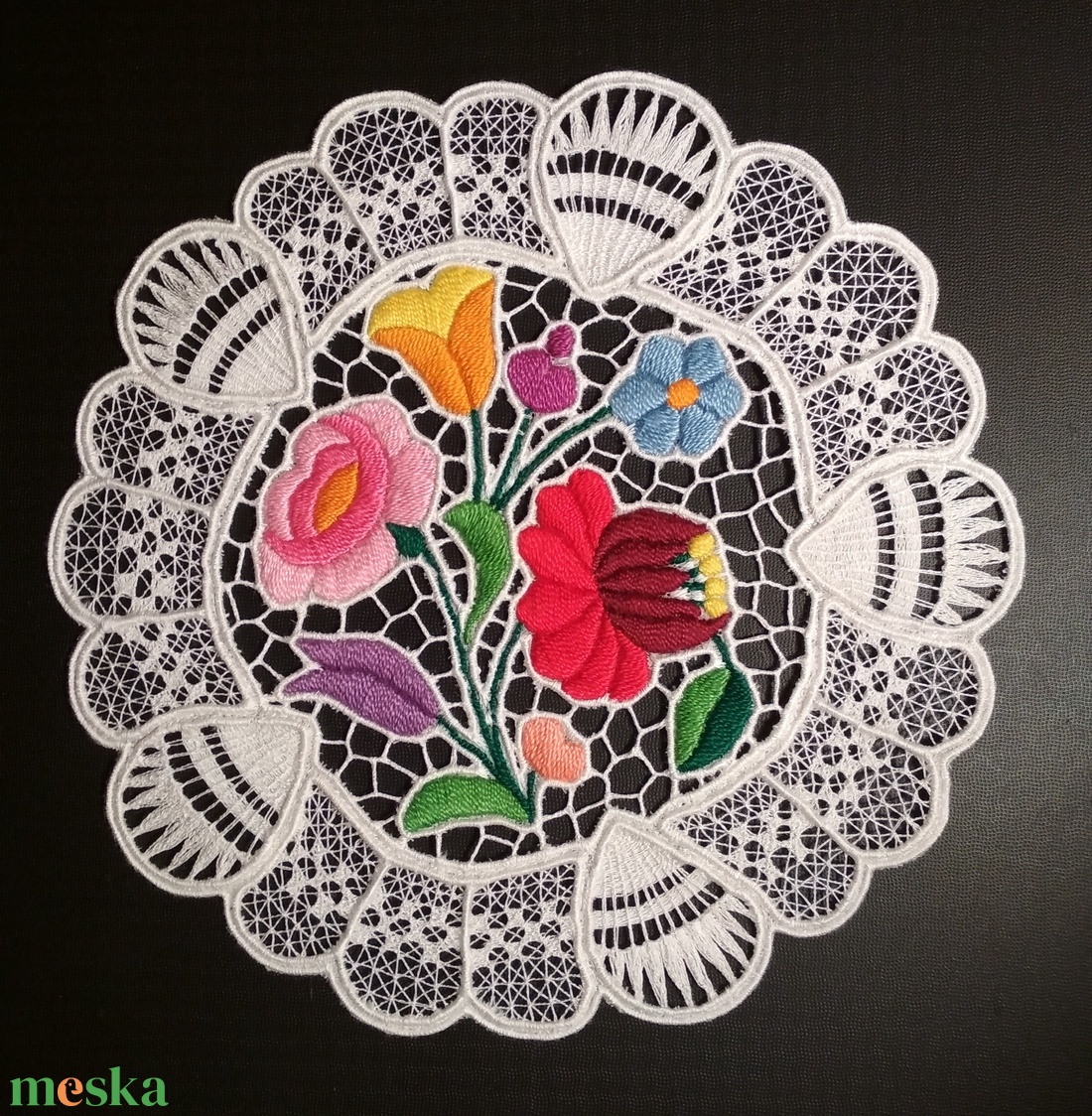 Riseliő csipke kalocsai virágokkal, 'csepp'es - otthon & életmód - dekoráció - asztal és polc dekoráció - horgolt & csipketerítő - Meska.hu