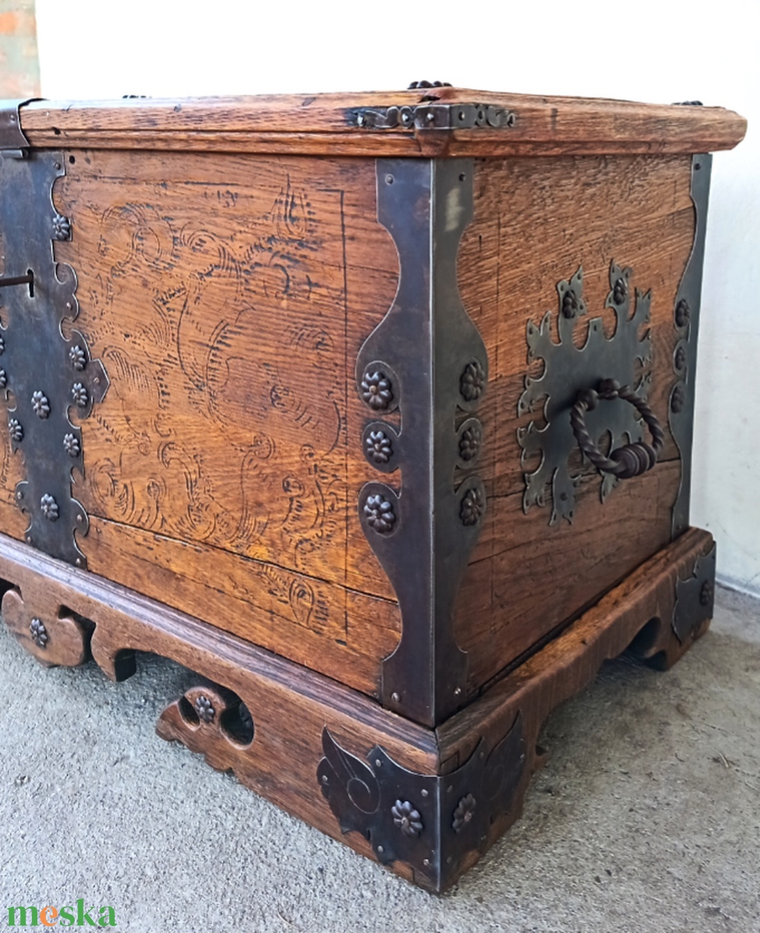 Antik tömör tölgyfaláda, kovácsolt vasalattal az 1800-as évekből - Kincsesláda - otthon & életmód - tárolás & rendszerezés - láda - Meska.hu