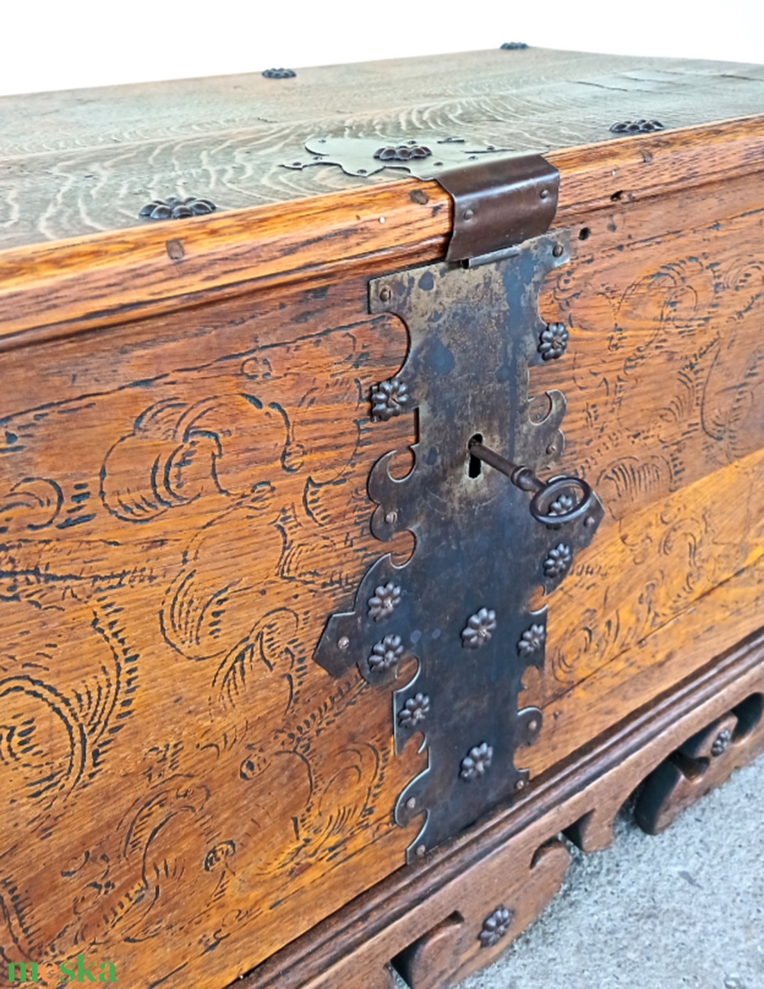 Antik tömör tölgyfaláda, kovácsolt vasalattal az 1800-as évekből - Kincsesláda - otthon & életmód - tárolás & rendszerezés - láda - Meska.hu