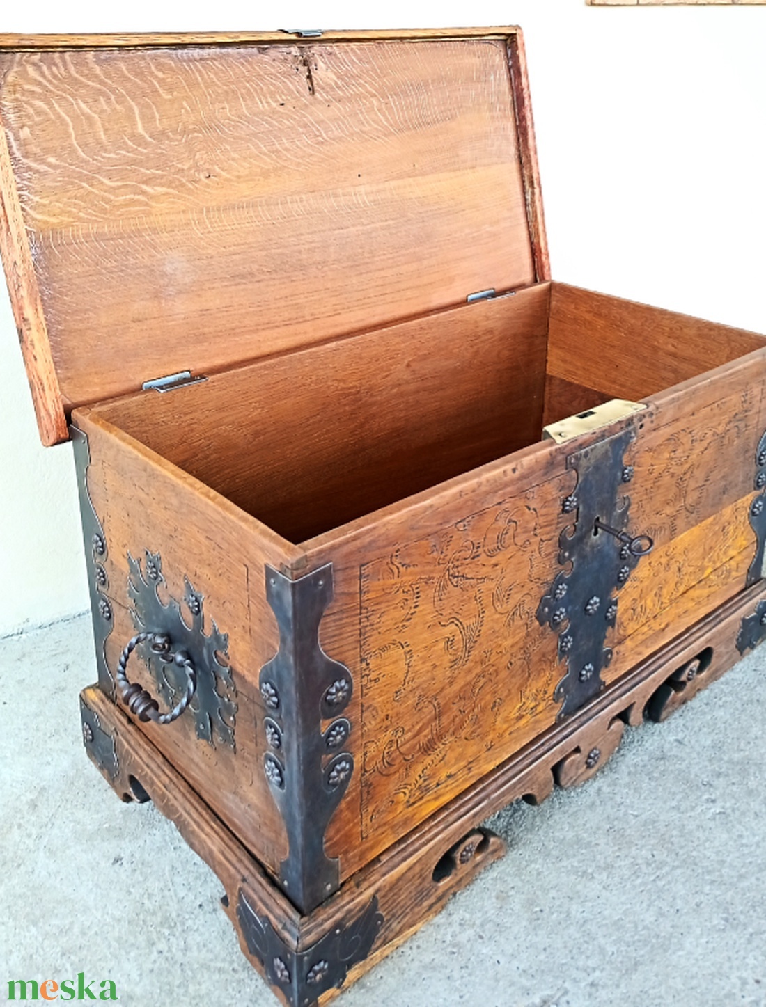 Antik tömör tölgyfaláda, kovácsolt vasalattal az 1800-as évekből - Kincsesláda - otthon & életmód - tárolás & rendszerezés - láda - Meska.hu