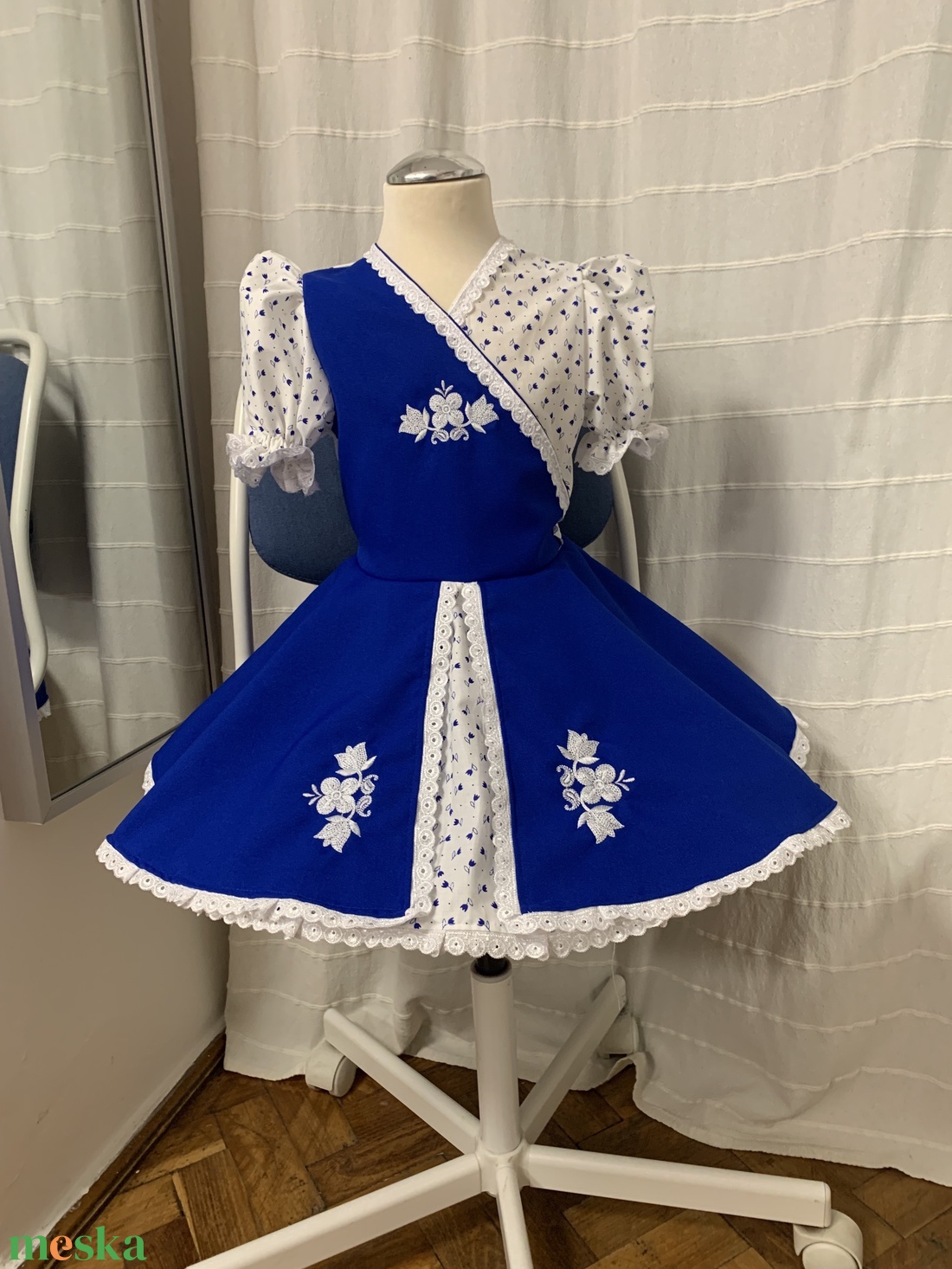 Hímzett, pörgős, egyedi, saját tervezésű alkalmi ruha - ruha & divat - gyerekruha - ruha - Meska.hu