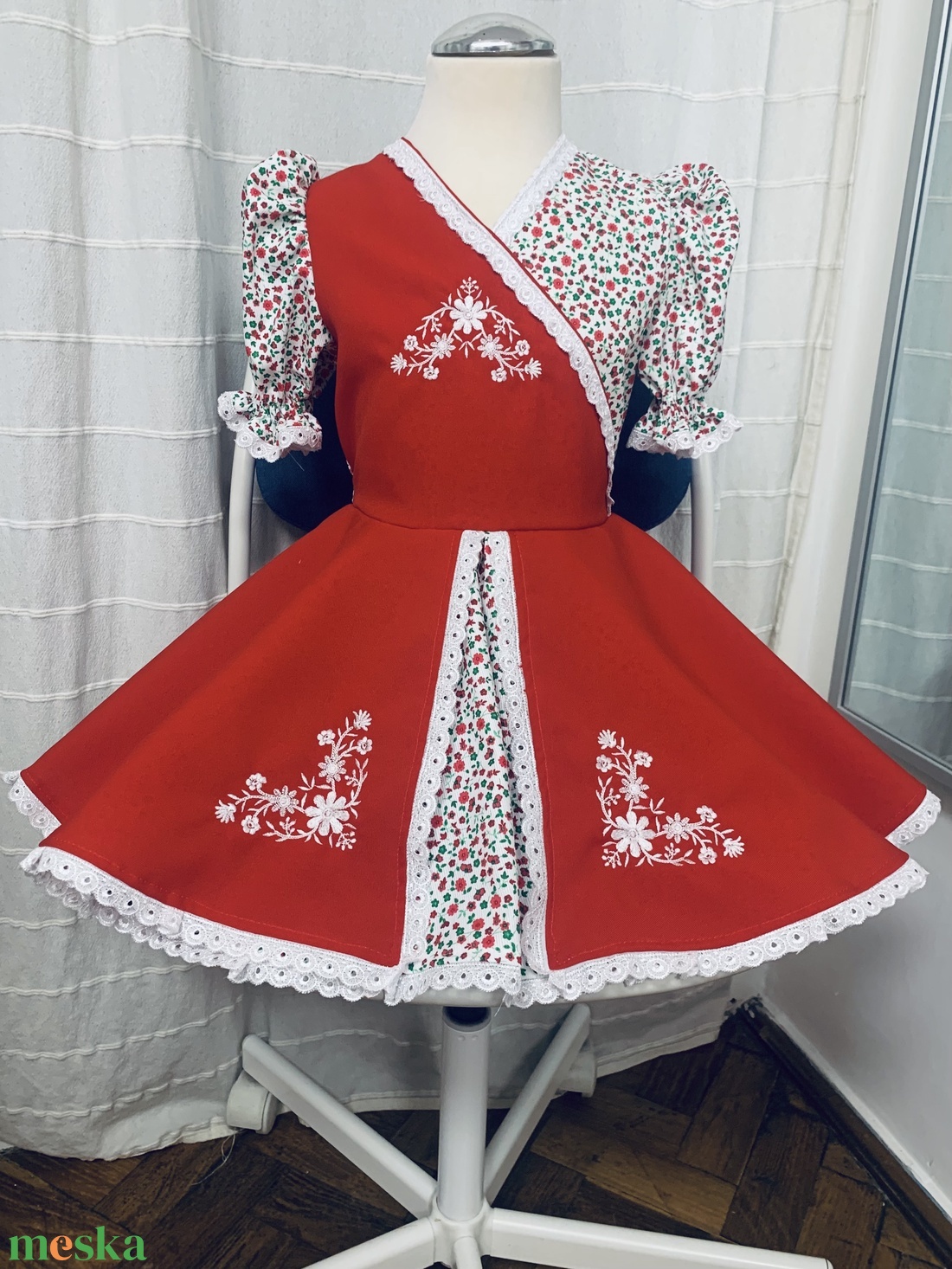 Hímzett, pörgős, egyedi, saját tervezésű alkalmi ruha - ruha & divat - gyerekruha - ruha - Meska.hu