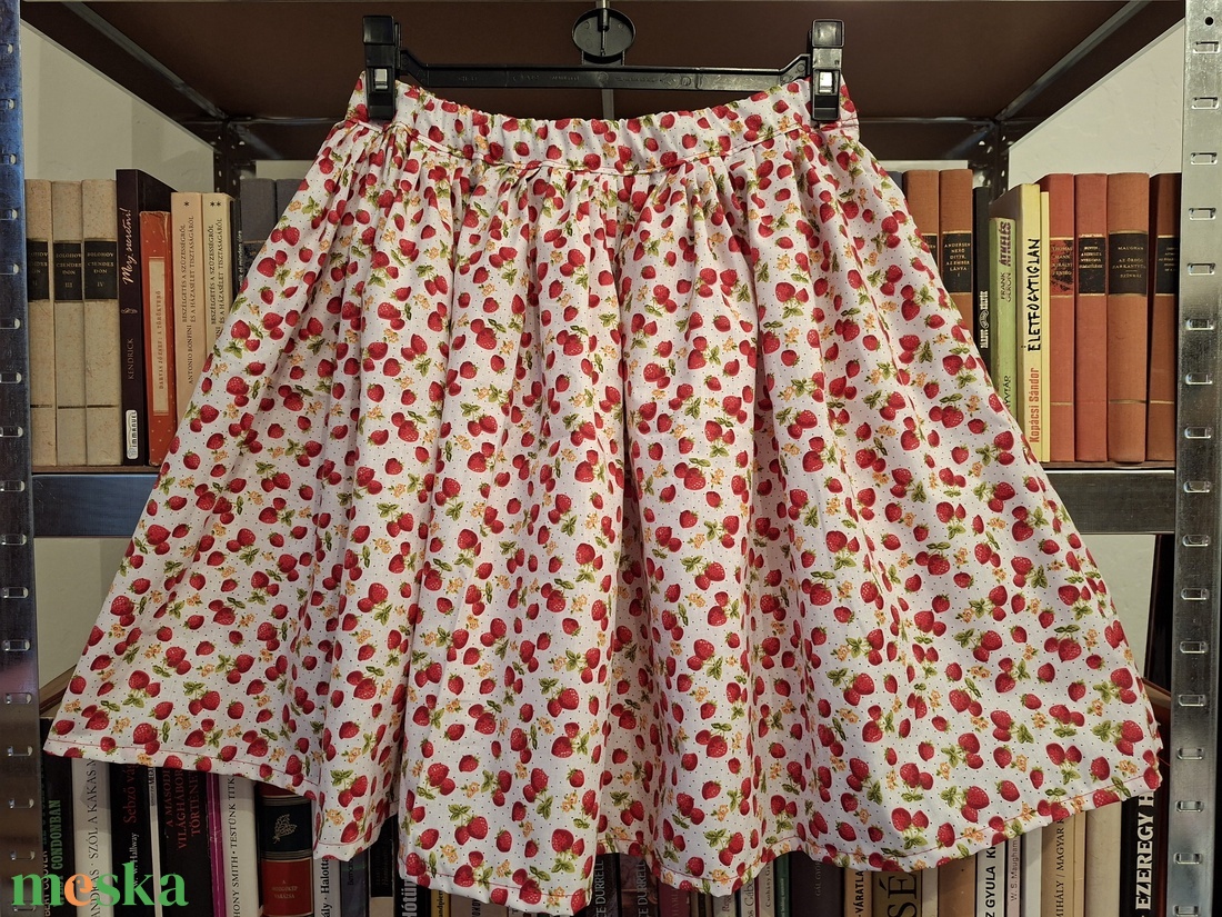 Extra pörgős, epres néptánc szoknya 45 cm - ruha & divat - női ruha - szoknya - Meska.hu