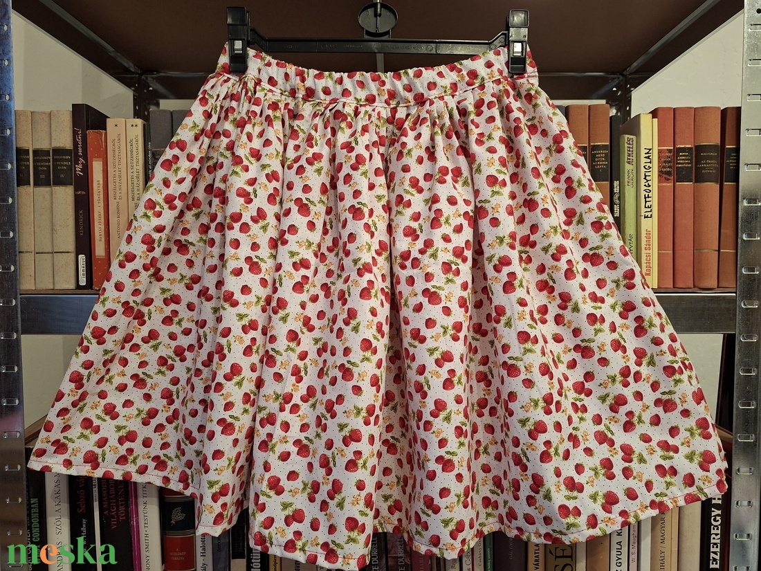 Extra pörgős, epres néptánc szoknya 45 cm - ruha & divat - női ruha - szoknya - Meska.hu