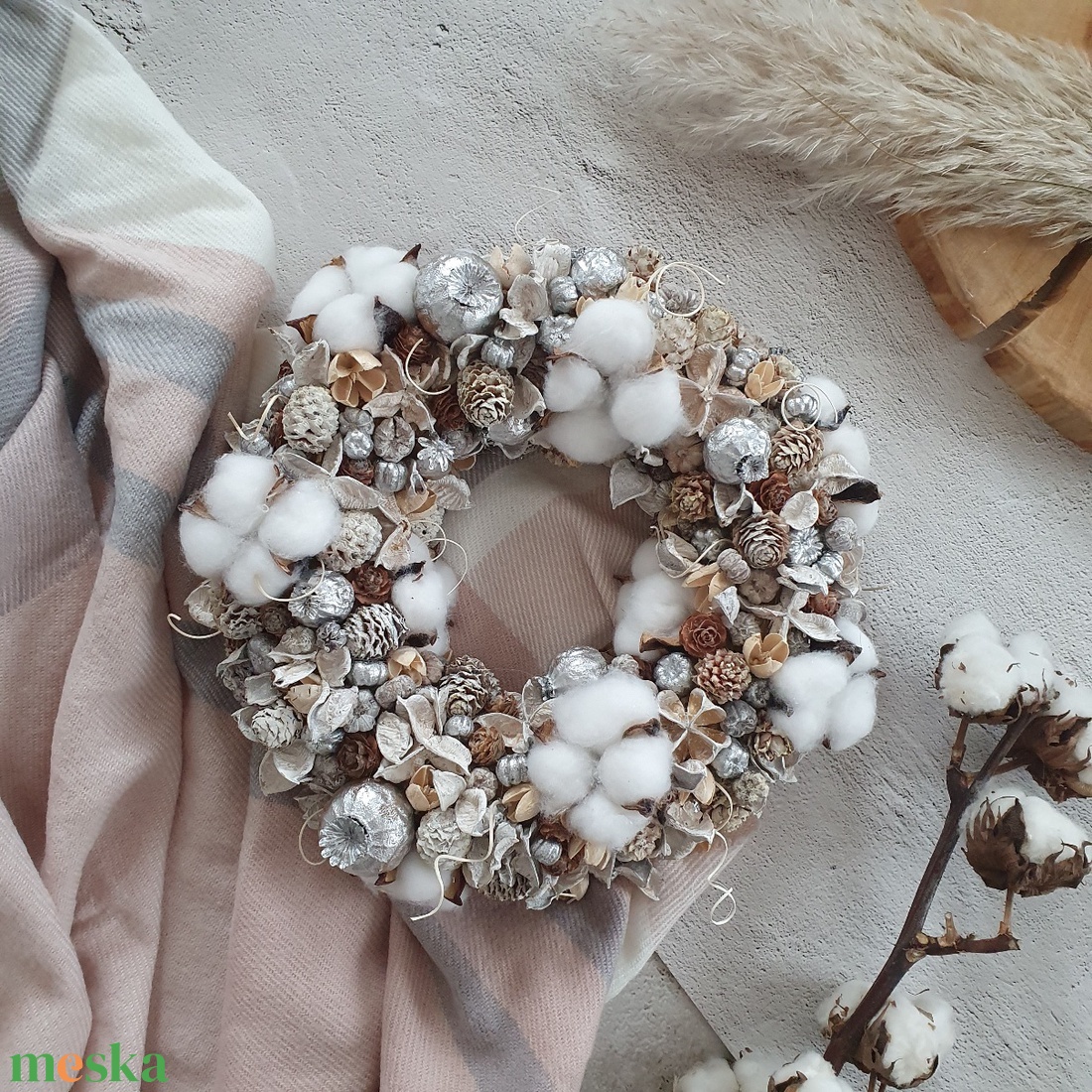 Ezüstös karácsonyi kopogtató, koszorú, advneti koszorú, szárazvirágból, termésekből - karácsony - karácsonyi lakásdekoráció - karácsonyi ajtódíszek - Meska.hu