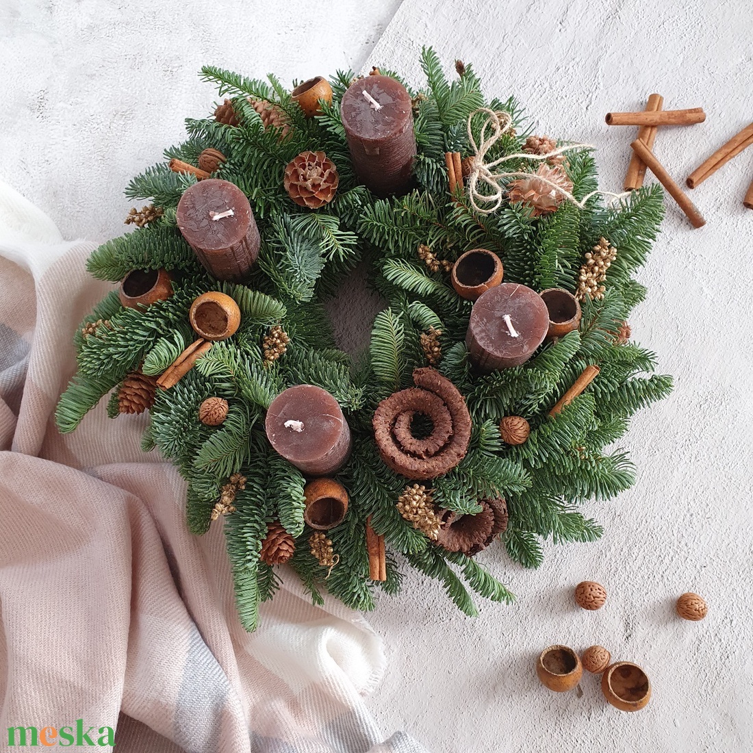 Élő fenyős adventi koszorú - Barna - karácsony - adventi díszek - adventi koszorú - Meska.hu