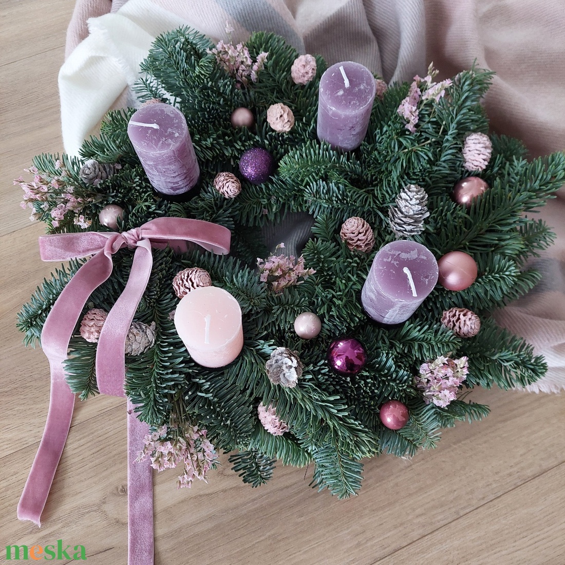 Élő fenyős adventi koszorú - Eredeti lila-rózsaszín gyertyás kivitelben - karácsony - adventi díszek - adventi koszorú - Meska.hu