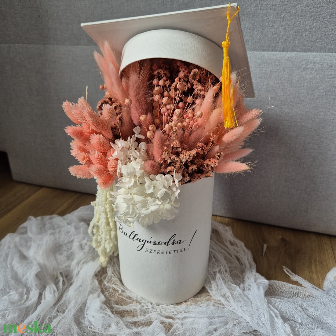Ballagási kalap virágbox, virágdoboz, talár, diploma ajándék, szárazvirág box - otthon & életmód - virágdekoráció - virágok - virágbox - Meska.hu