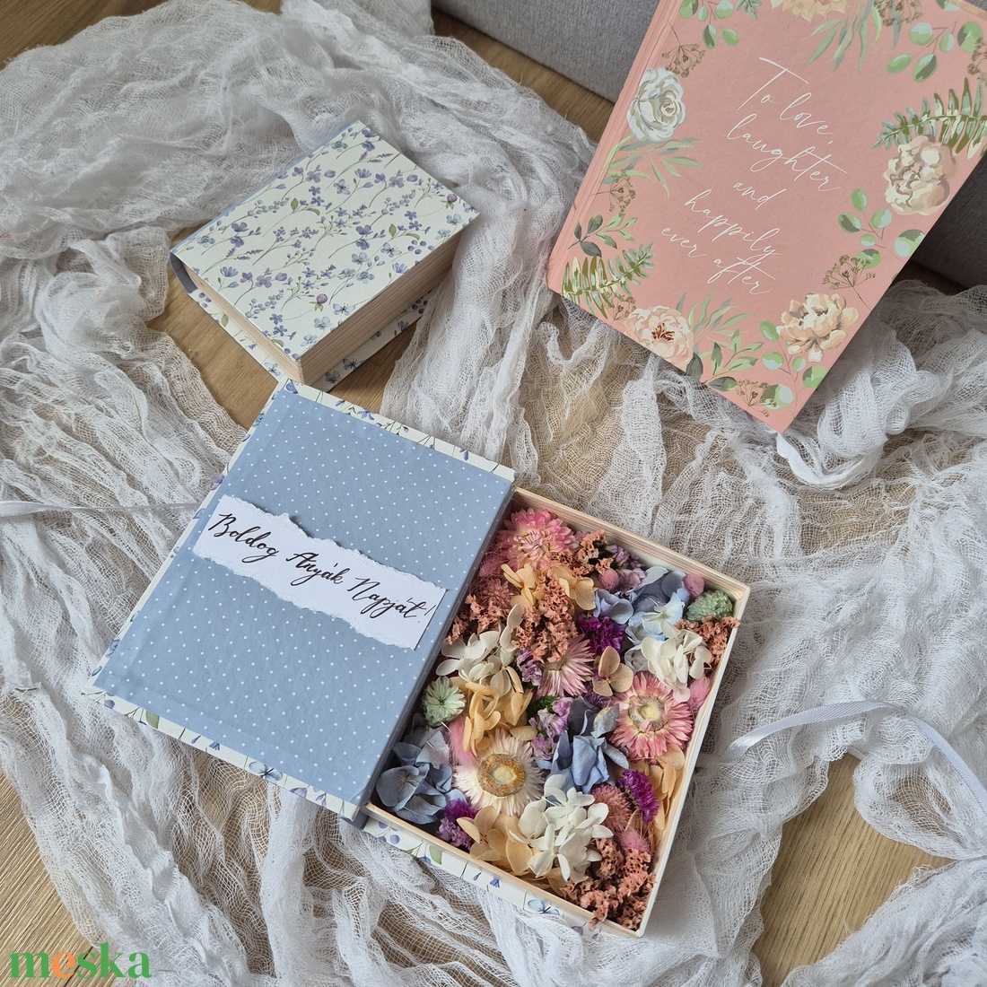 Anyák napi könyv formájú virágbox az olvasás szerelmeseinek, anyák napjára, szülőköszöntőre, születésnapra - otthon & életmód - virágdekoráció - virágok - virágbox - Meska.hu