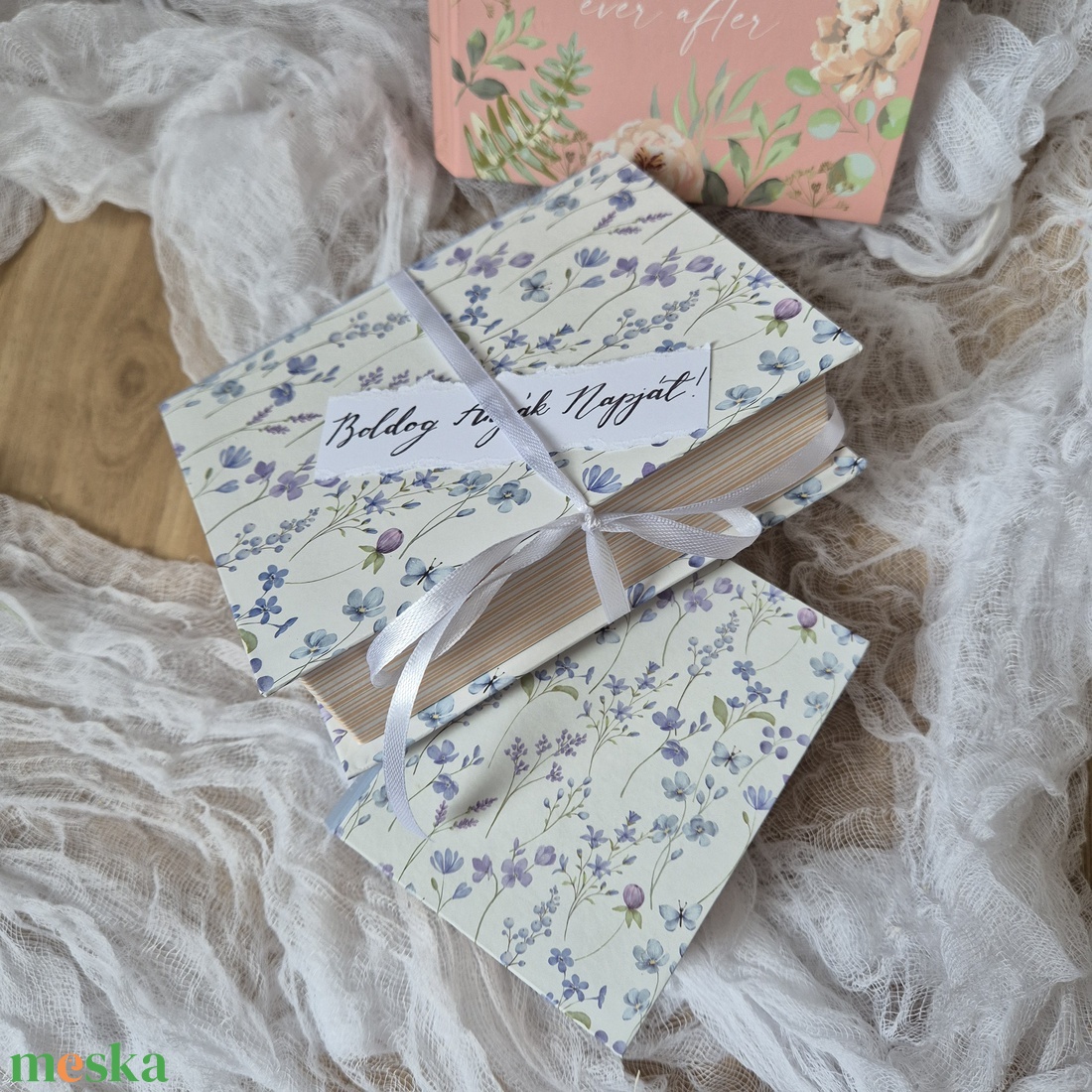 Anyák napi könyv formájú virágbox az olvasás szerelmeseinek, anyák napjára, szülőköszöntőre, születésnapra - otthon & életmód - virágdekoráció - virágok - virágbox - Meska.hu