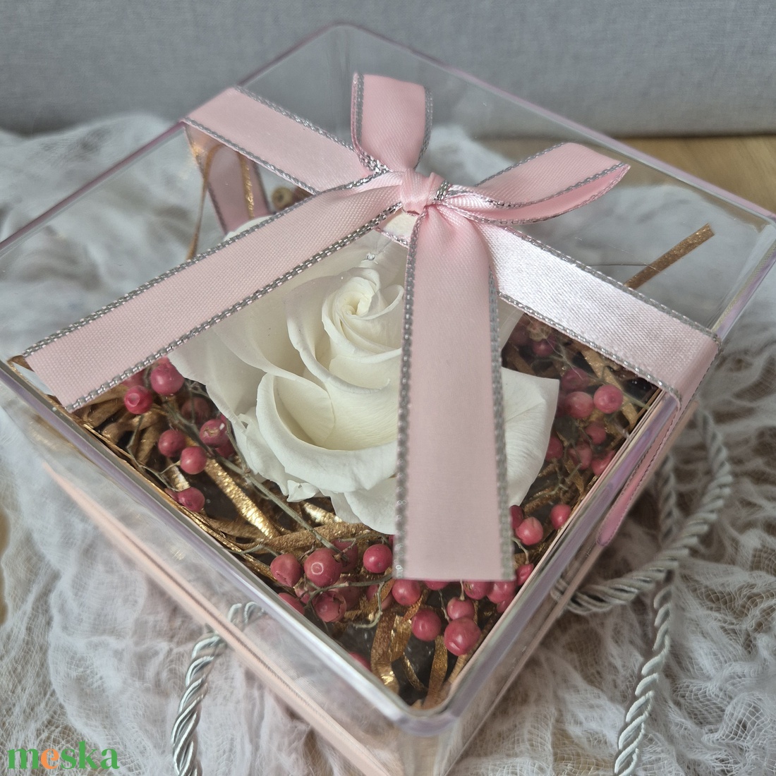 Örökrózsa virágbox Anyák napjára, szülőköszöntőrey esküvőre, születésnapra - otthon & életmód - virágdekoráció - virágok - virágbox - Meska.hu