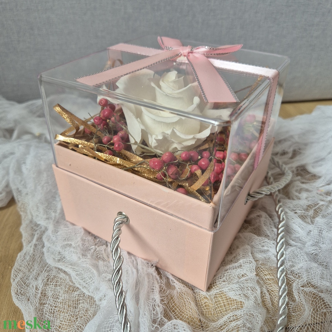 Örökrózsa virágbox Anyák napjára, szülőköszöntőrey esküvőre, születésnapra - otthon & életmód - virágdekoráció - virágok - virágbox - Meska.hu