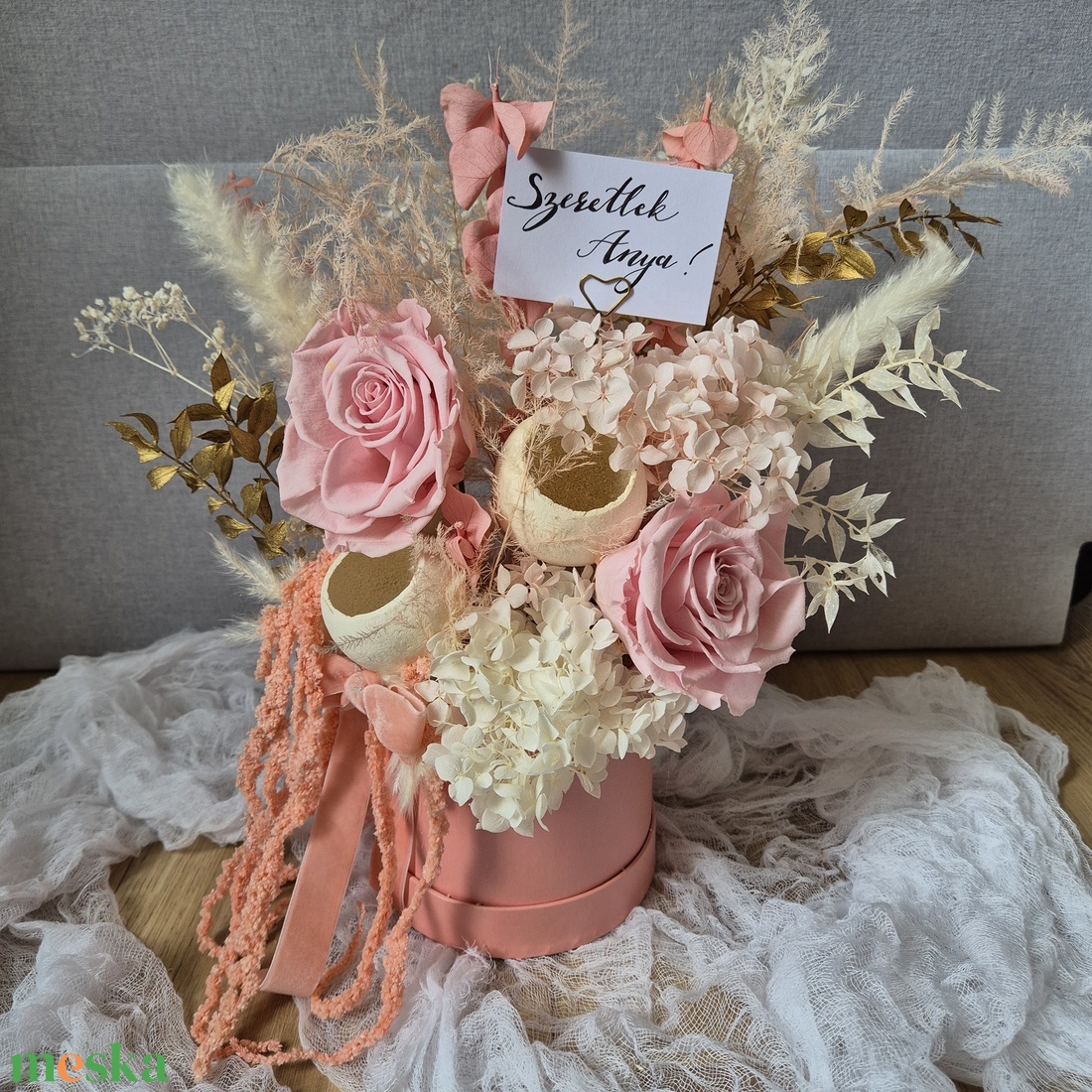 Virágbox Anyák napjára, szülőköszöntőre, szárazvirágokkal és tartósított örökrózsával - otthon & életmód - virágdekoráció - virágok - virágbox - Meska.hu