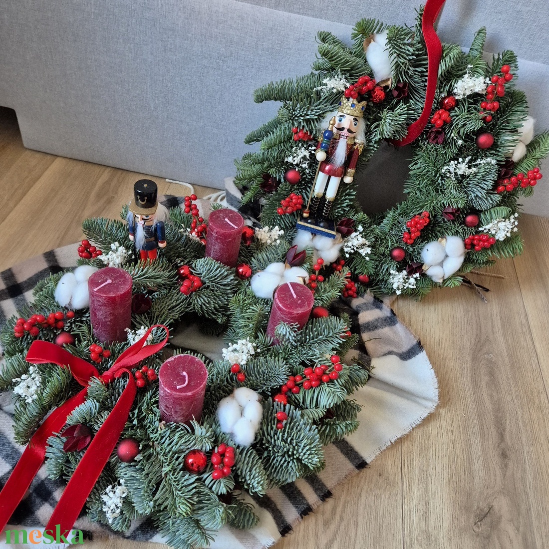 Élő fenyős adventi koszorú és kopogtató, ajtódísz szettben, diótörővel, piros-fehér termésekkel, gömbökkel - karácsony - adventi díszek - adventi koszorú - Meska.hu