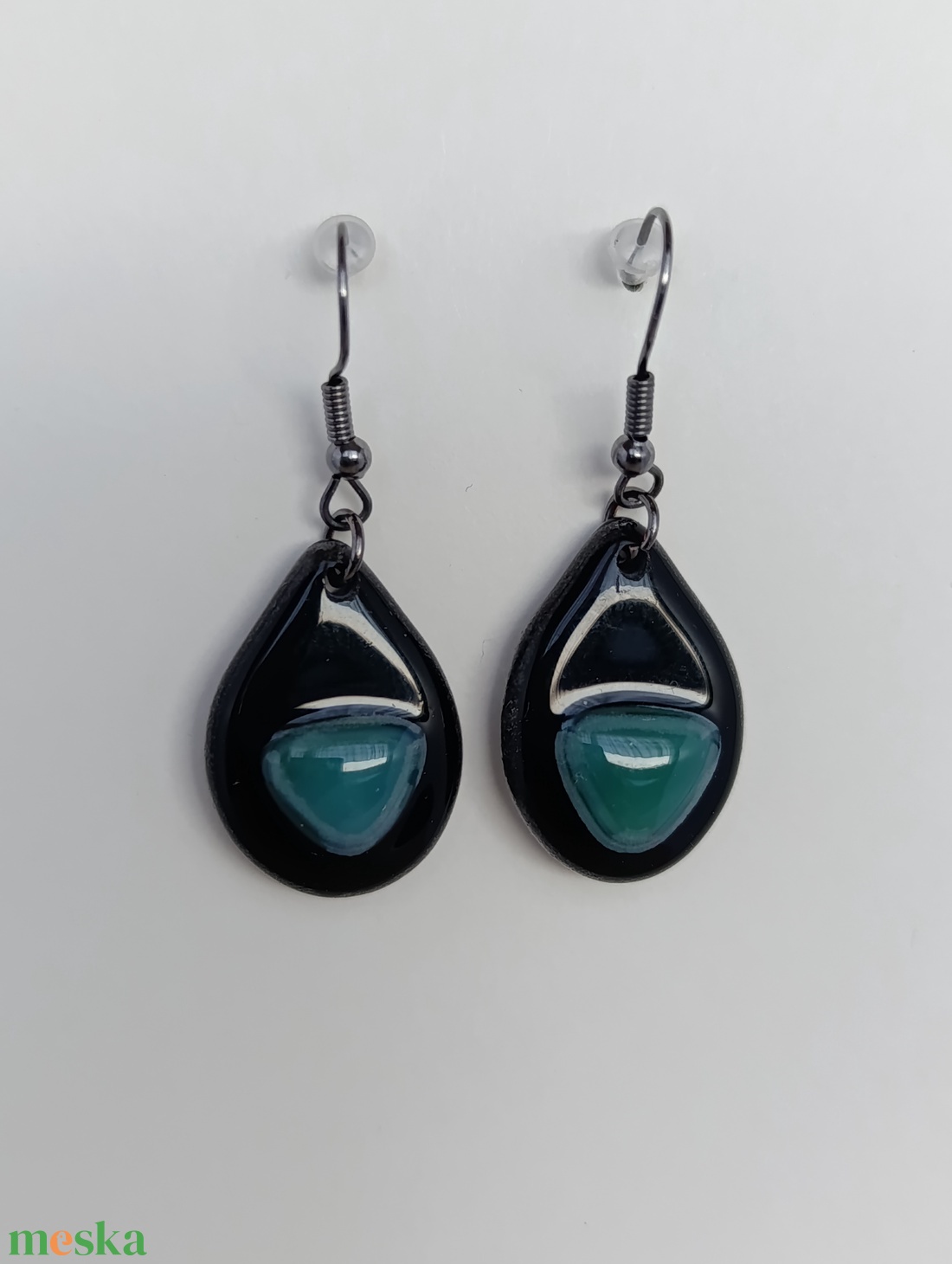  Csepp alakú fekete lógó fülbevaló türkiz pöttyel - ékszer - fülbevaló - lógó csepp fülbevaló - Meska.hu