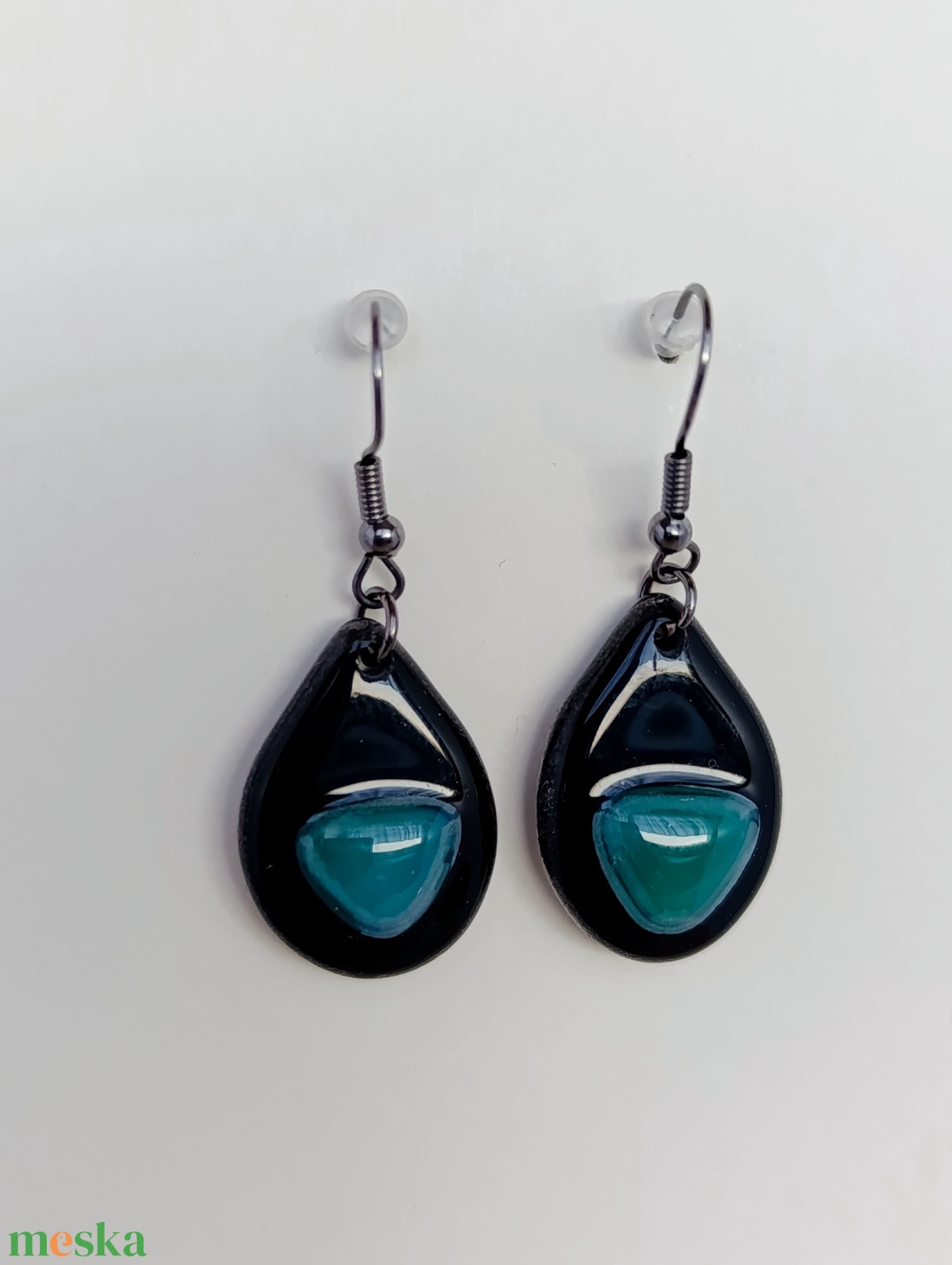  Csepp alakú fekete lógó fülbevaló türkiz pöttyel - ékszer - fülbevaló - lógó csepp fülbevaló - Meska.hu