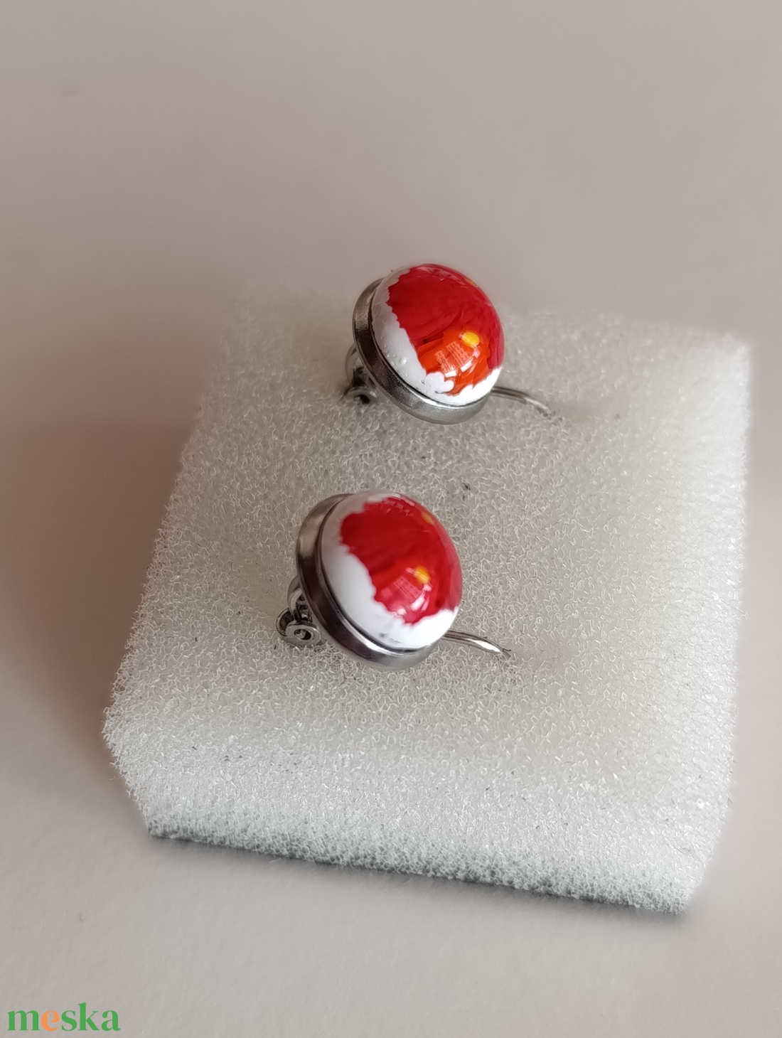 Virágos fülbevaló csodás színekkel fehér alapon - ékszer - fülbevaló - lógós kerek fülbevaló - Meska.hu