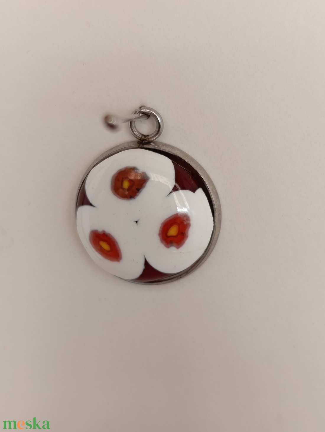 Virágos medál fehér alapon - ékszer - nyaklánc - medálos nyaklánc - Meska.hu