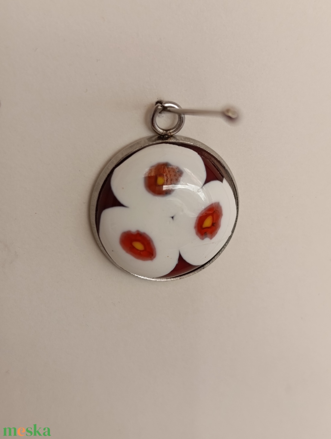 Virágos medál fehér alapon - ékszer - nyaklánc - medálos nyaklánc - Meska.hu
