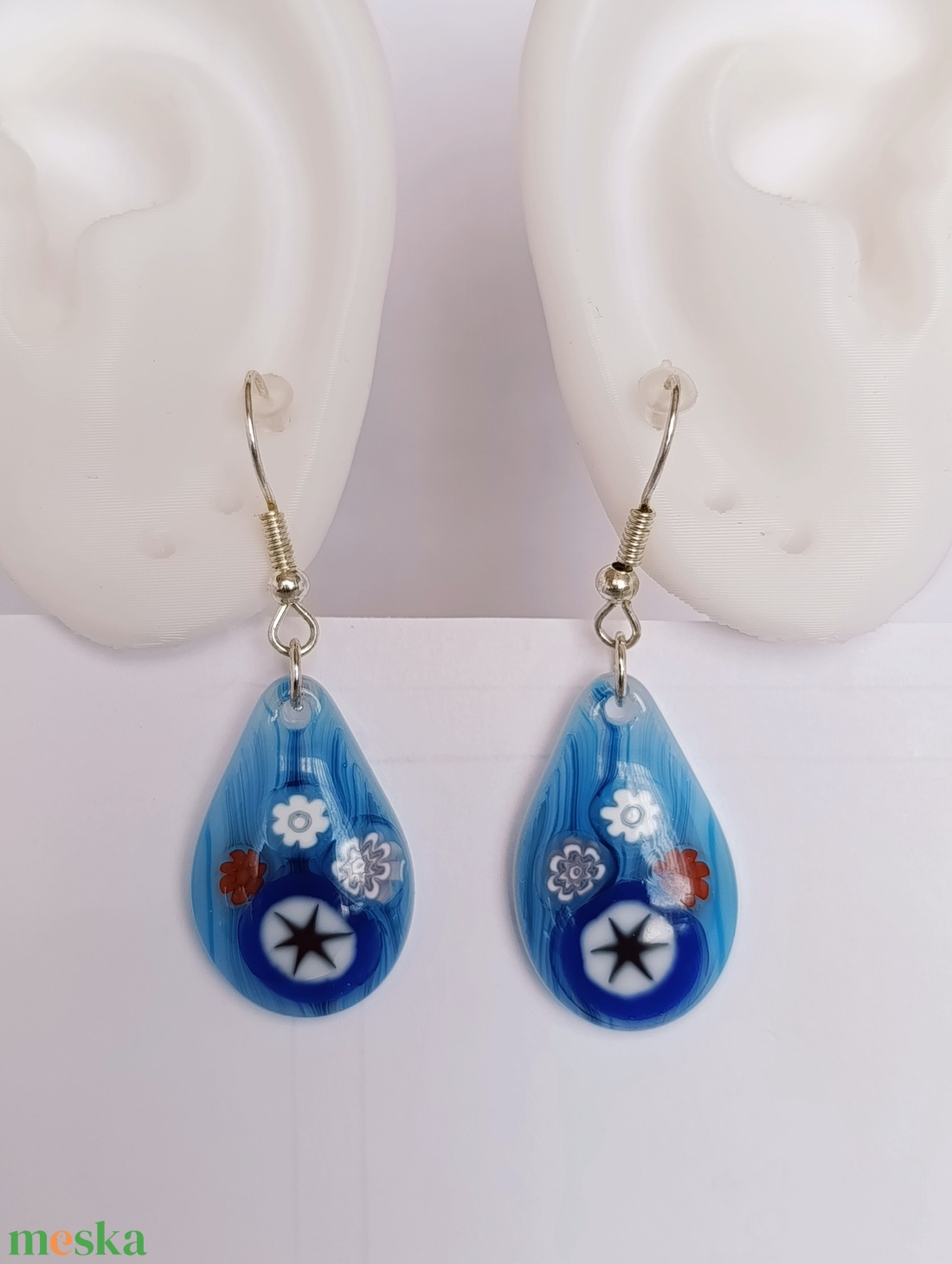 Virágok kék alapon - ékszer - fülbevaló - lógó fülbevaló - Meska.hu