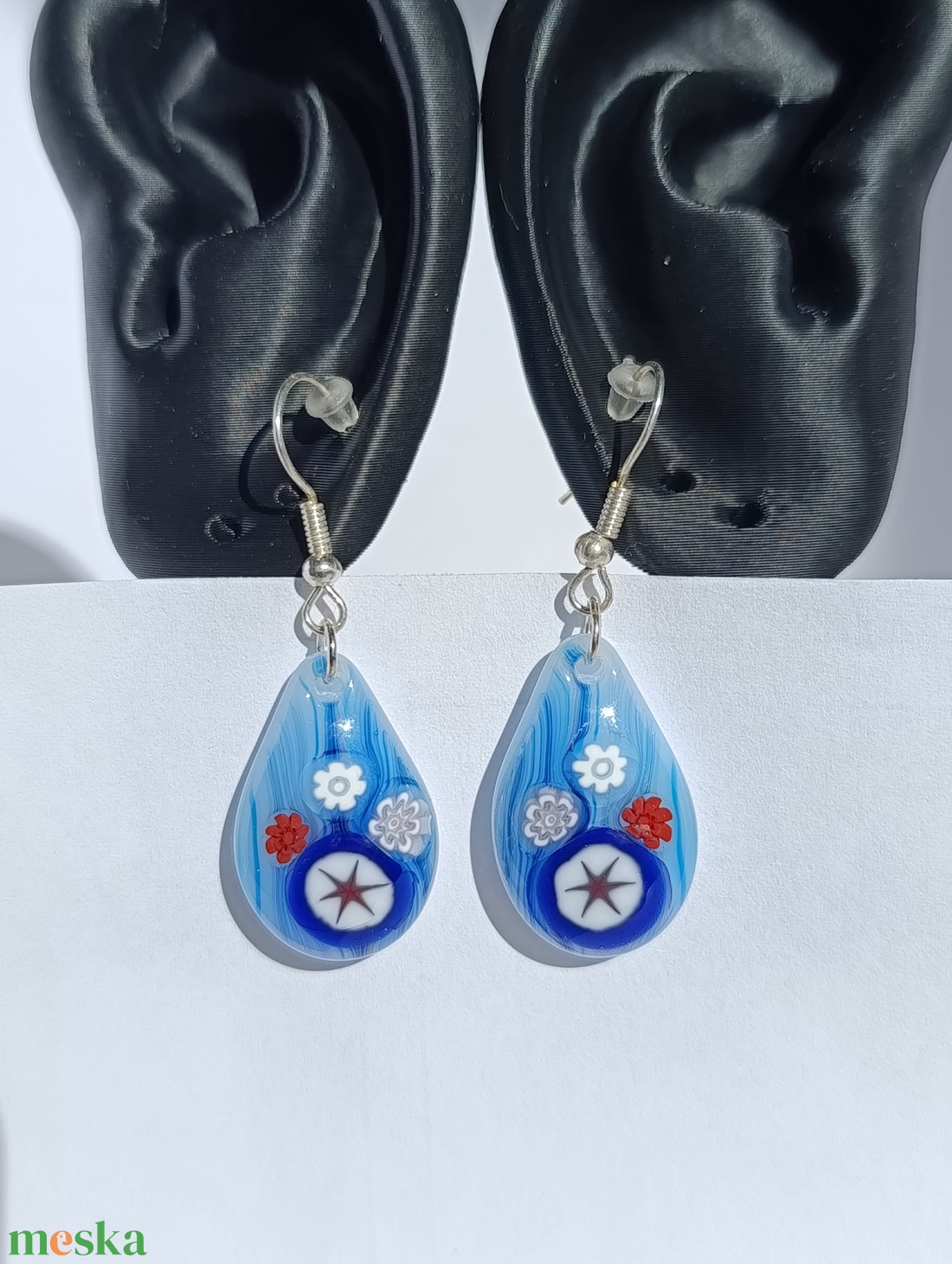 Virágok kék alapon - ékszer - fülbevaló - lógó fülbevaló - Meska.hu