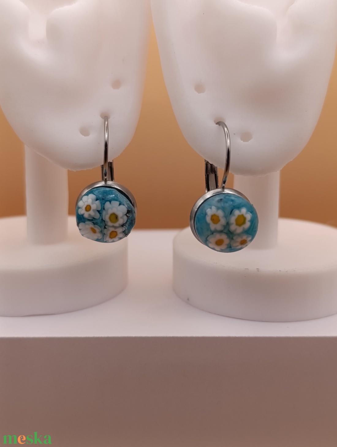 Margaréta virágok kék alapon - ékszer - fülbevaló - lógó fülbevaló - Meska.hu