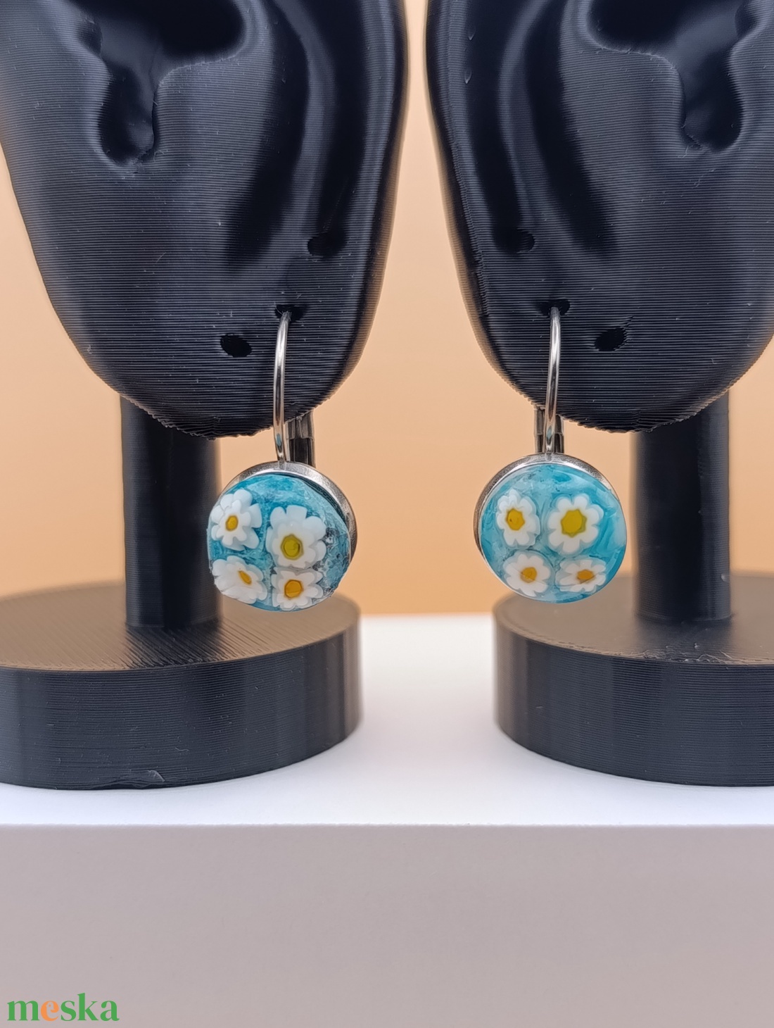 Margaréta virágok kék alapon - ékszer - fülbevaló - lógó fülbevaló - Meska.hu