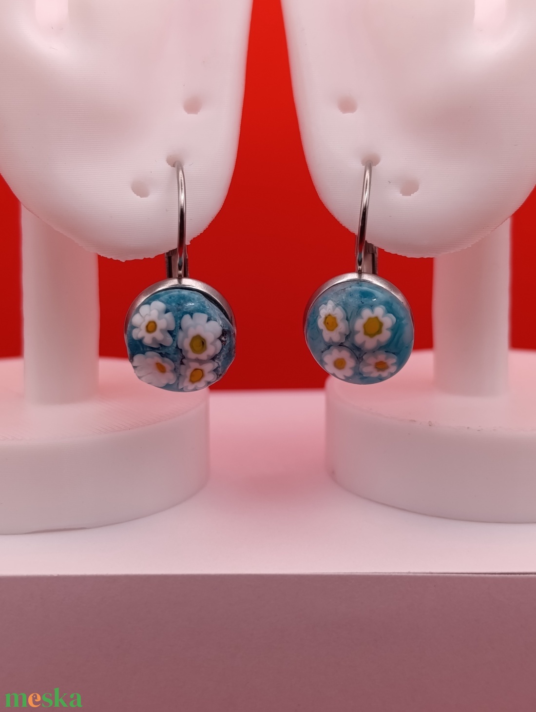 Margaréta virágok kék alapon - ékszer - fülbevaló - lógó fülbevaló - Meska.hu