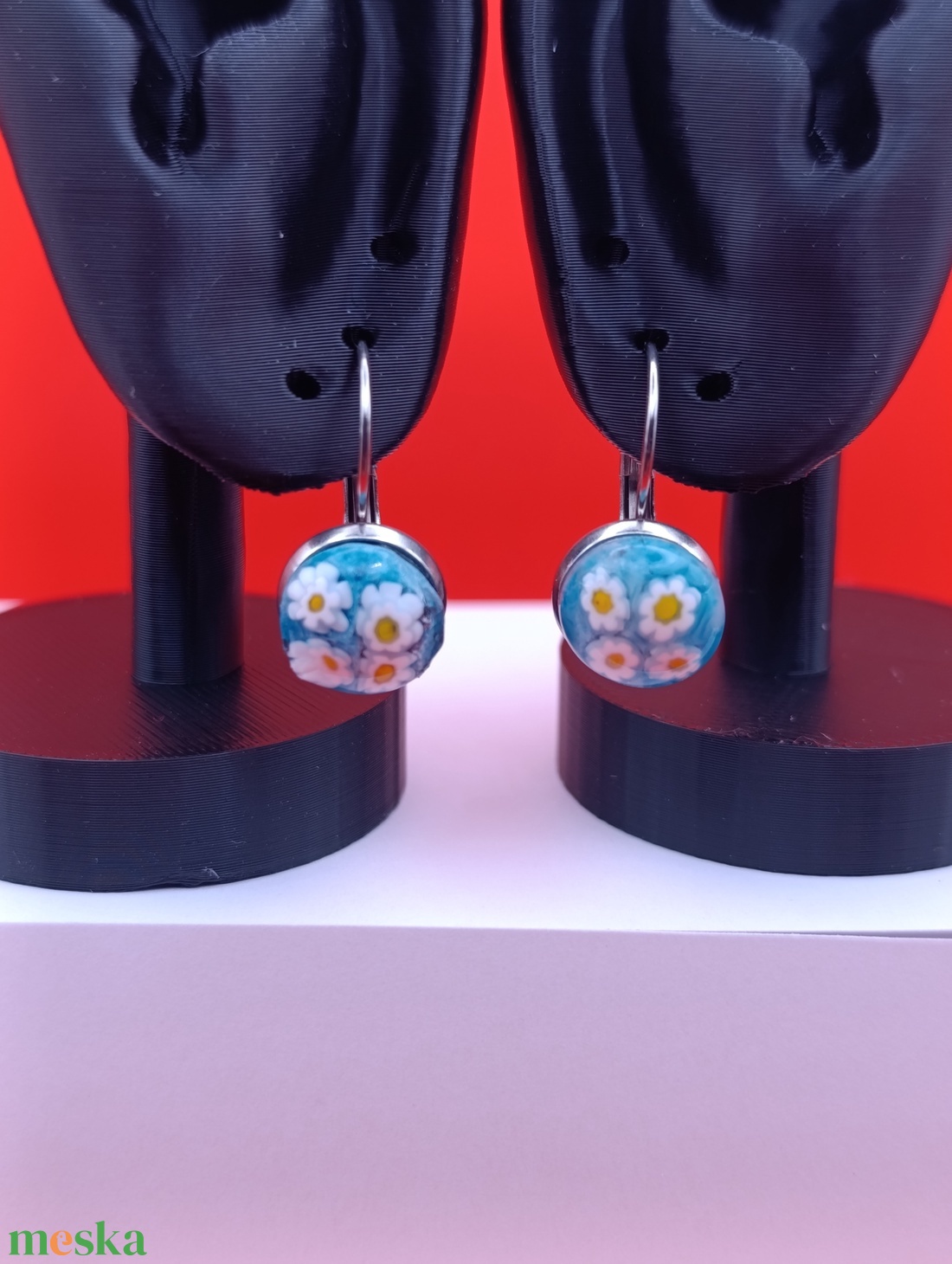 Margaréta virágok kék alapon - ékszer - fülbevaló - lógó fülbevaló - Meska.hu