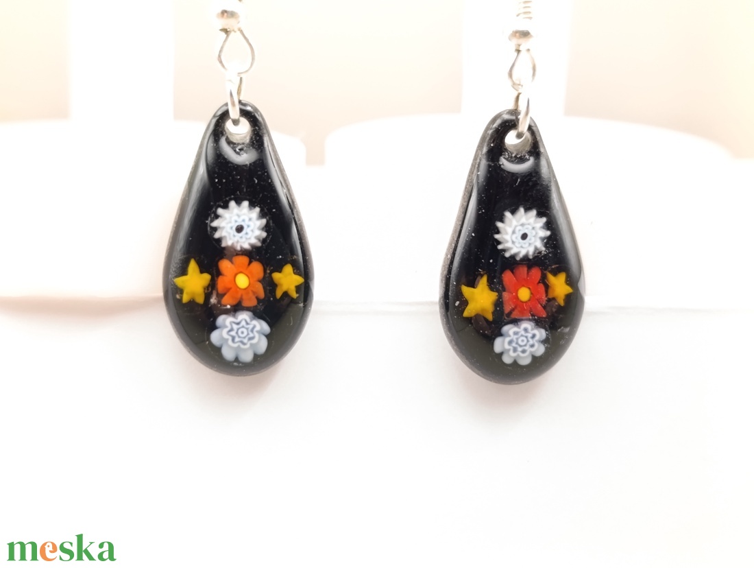 Színes virágok fekete alapon - ékszer - fülbevaló - lógó csepp fülbevaló - Meska.hu