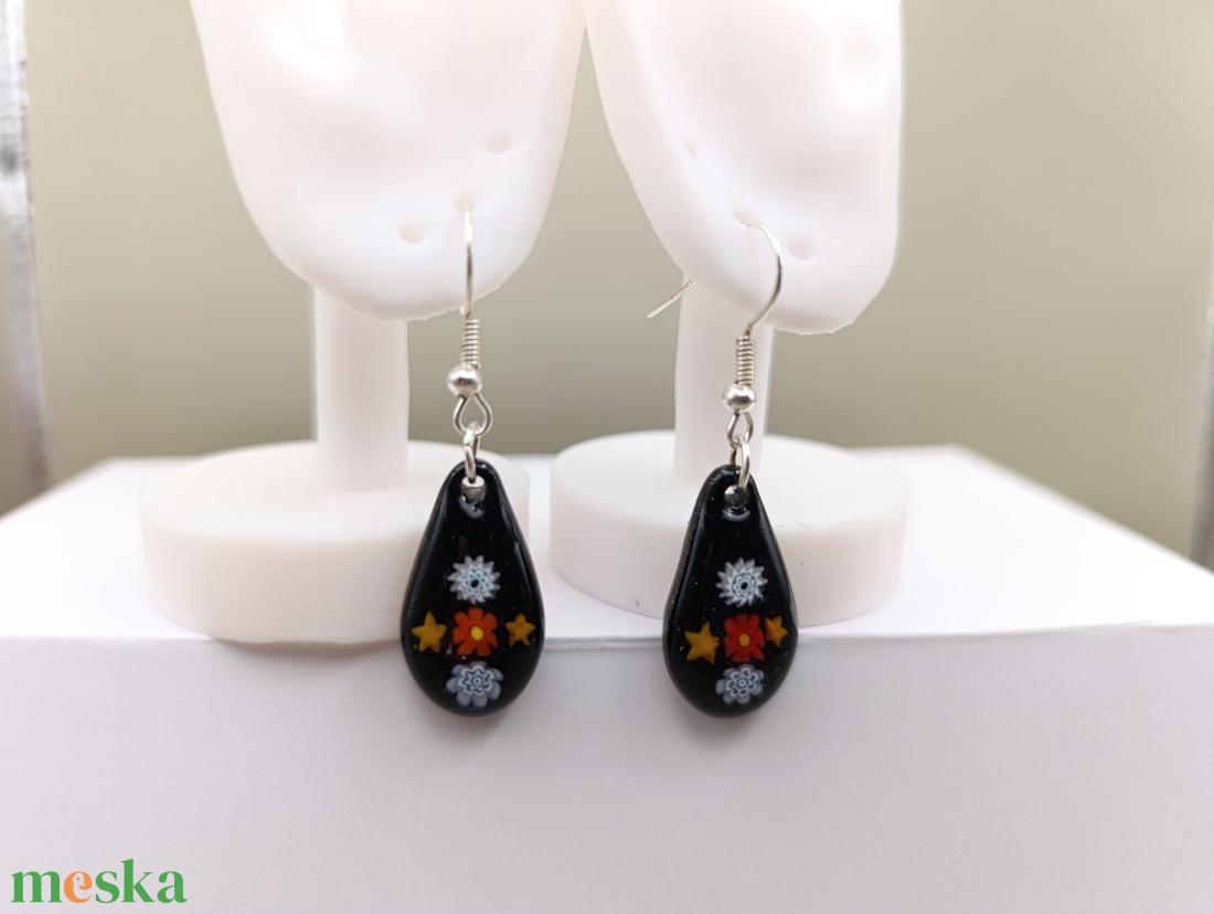 Színes virágok fekete alapon - ékszer - fülbevaló - lógó csepp fülbevaló - Meska.hu
