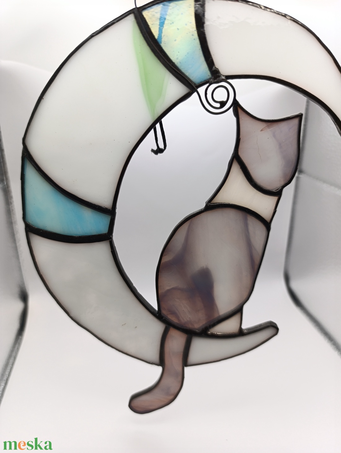 Tiffany cica holdon - otthon & életmód - dekoráció - fali és függő dekoráció - függődísz - Meska.hu