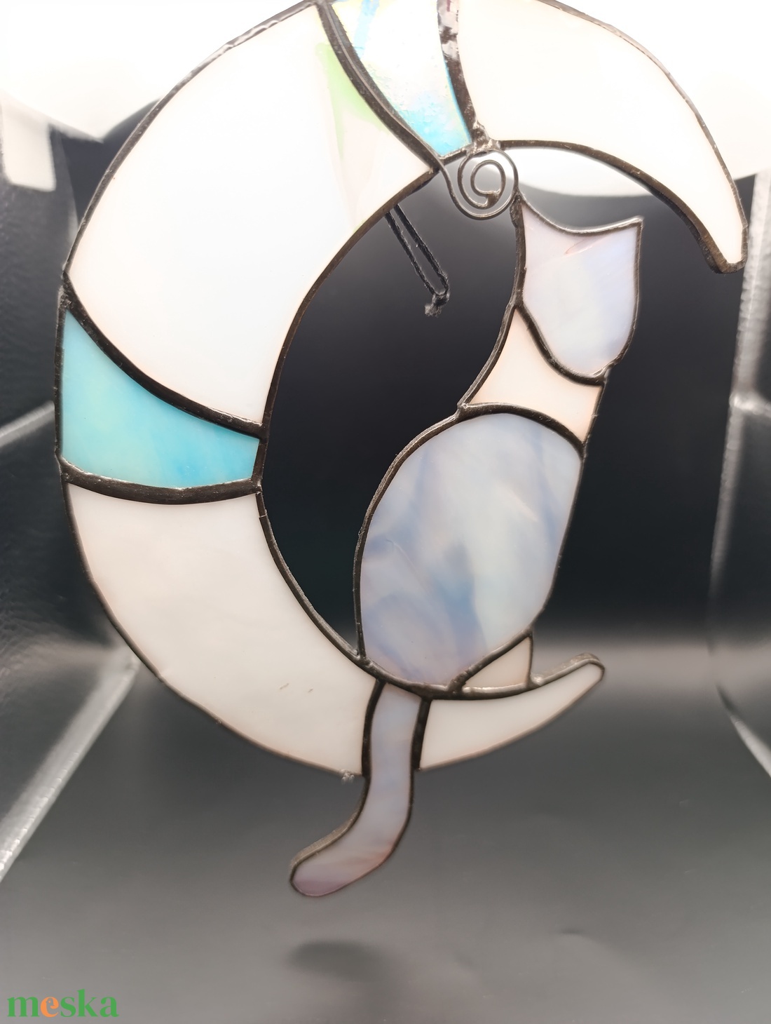 Tiffany cica holdon - otthon & életmód - dekoráció - fali és függő dekoráció - függődísz - Meska.hu