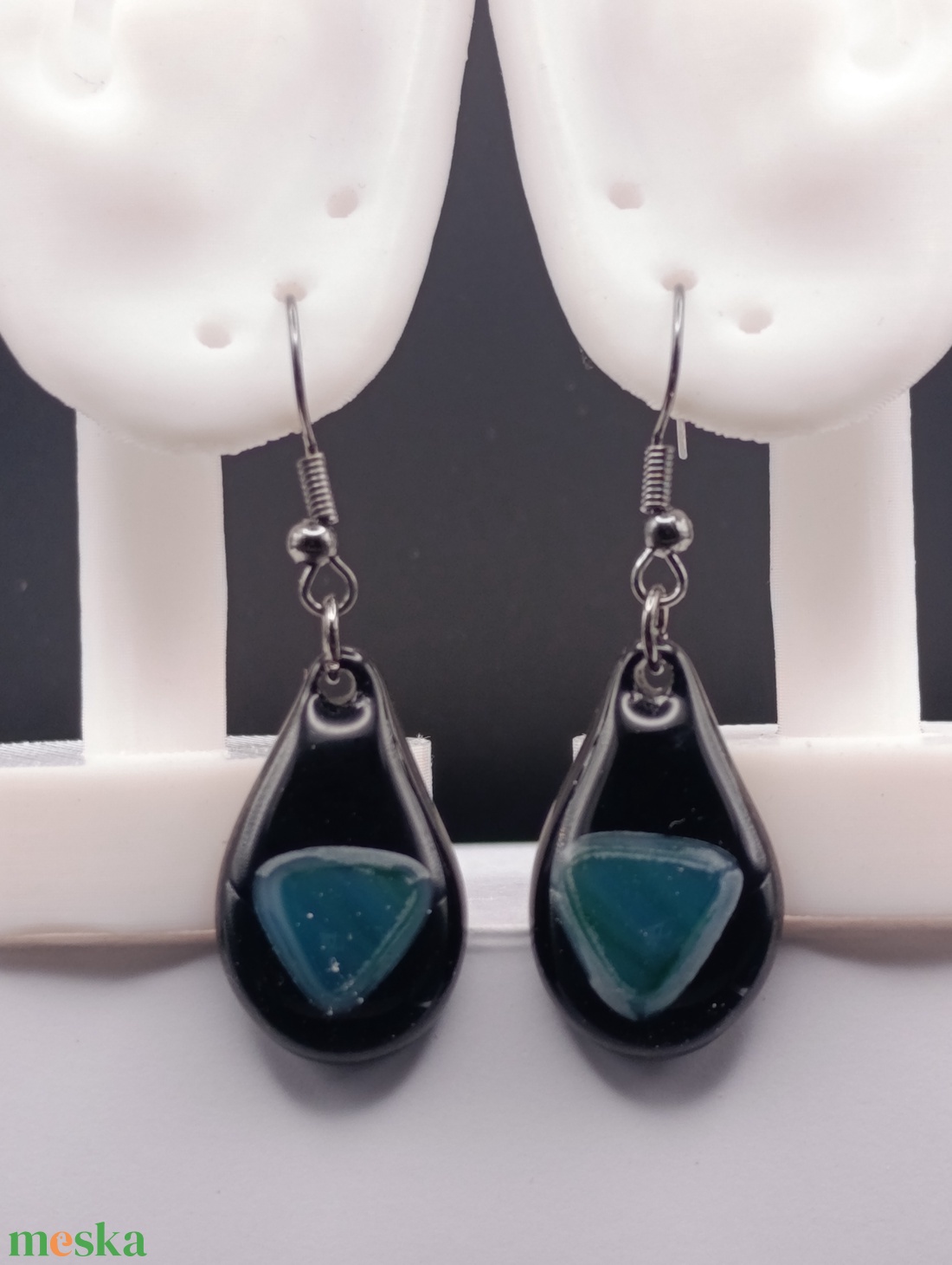 Csepp alakú fekete lógó fülbevaló türkiz pöttyel - ékszer - fülbevaló - lógó fülbevaló - Meska.hu