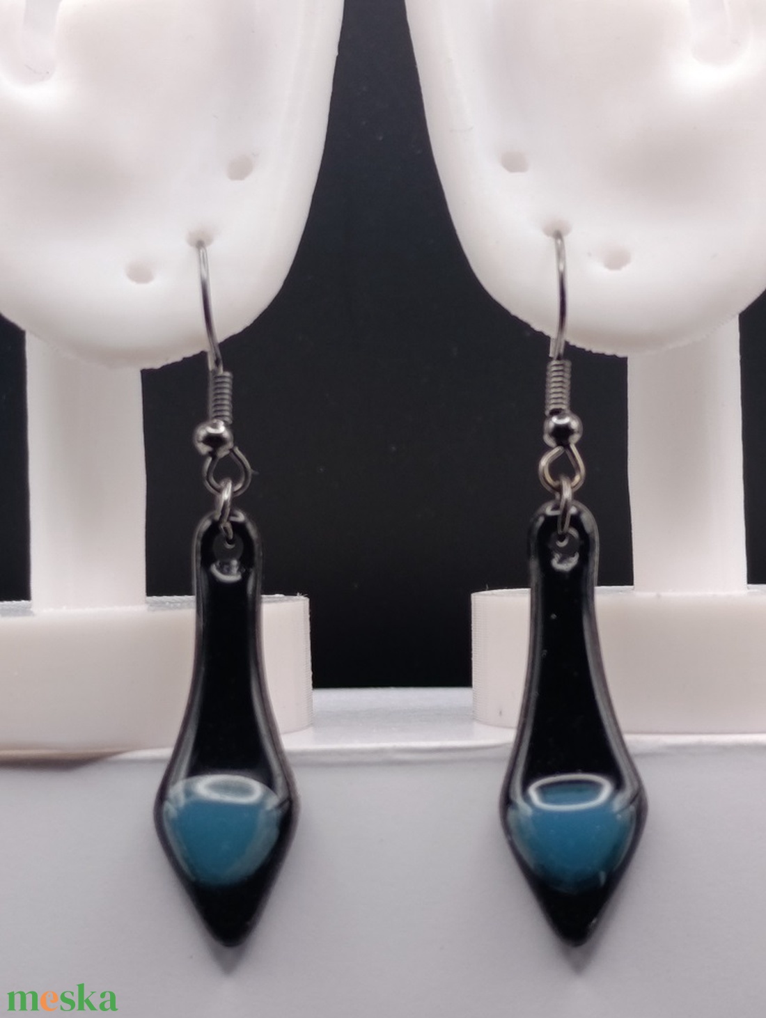 Csepp alakú fekete lógó fülbevaló türkiz pöttyel - ékszer - fülbevaló - lógó fülbevaló - Meska.hu