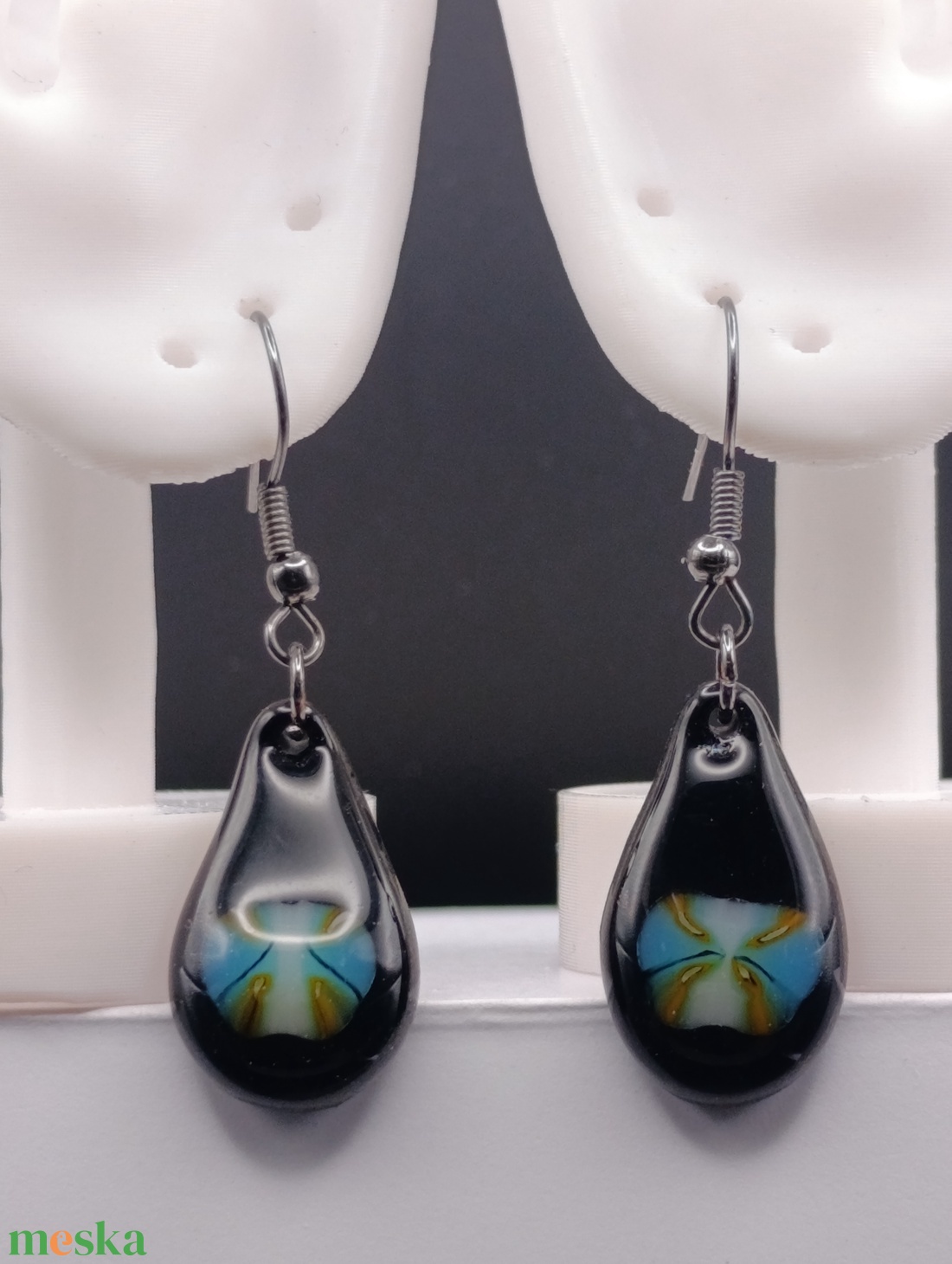 Csepp alakú fekete lógó fülbevaló stilizált pillangóval - ékszer - fülbevaló - lógó fülbevaló - Meska.hu